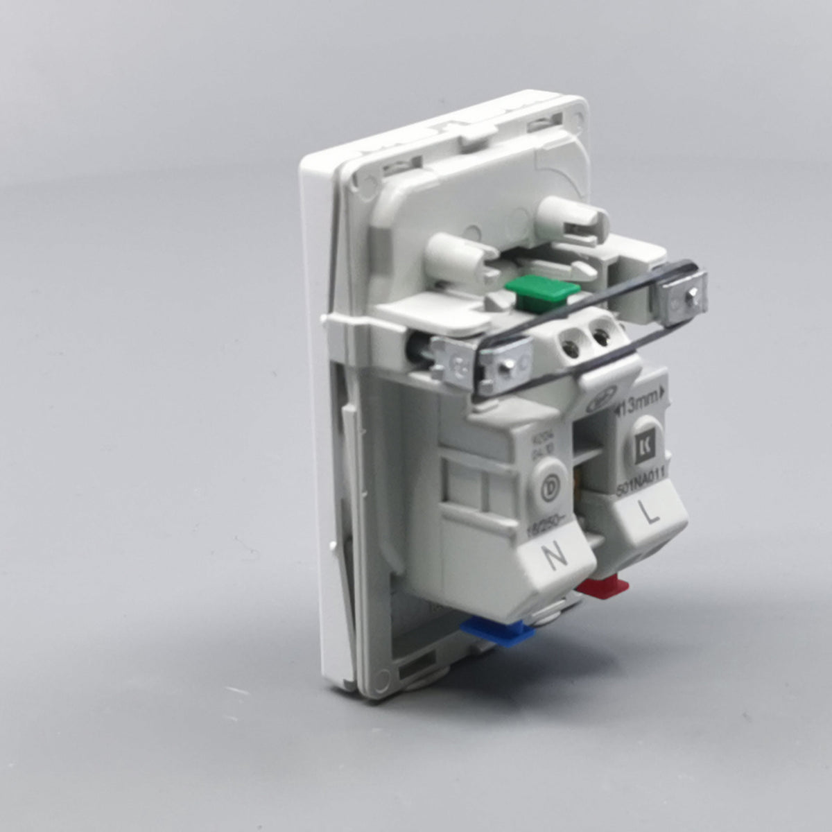 Fuga stikkontakt med jord 1½ modul 2-pol - hvid (360° frame 10)