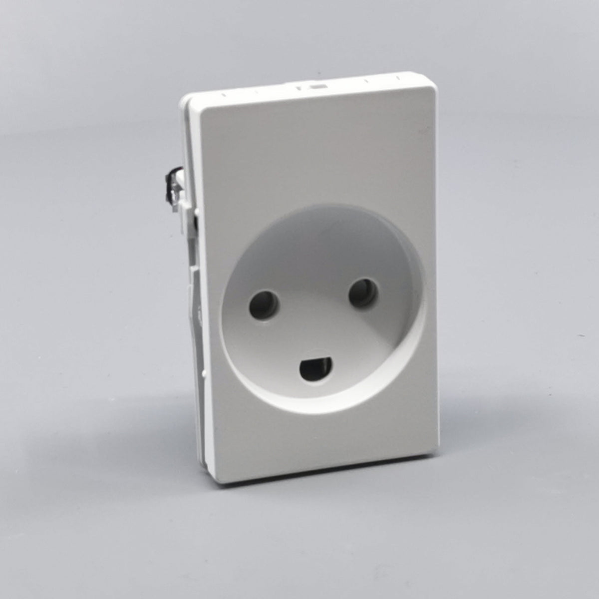 Fuga stikkontakt med jord 1½ modul 2-pol - hvid (360° frame 24)
