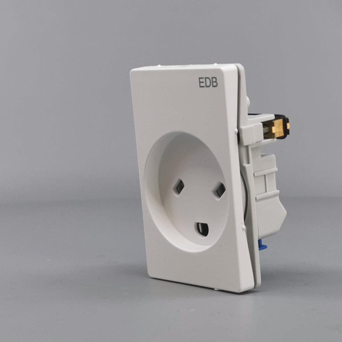 Fuga EDB stikkontakt med jord 1½ modul 2-pol - hvid (360° frame 4)