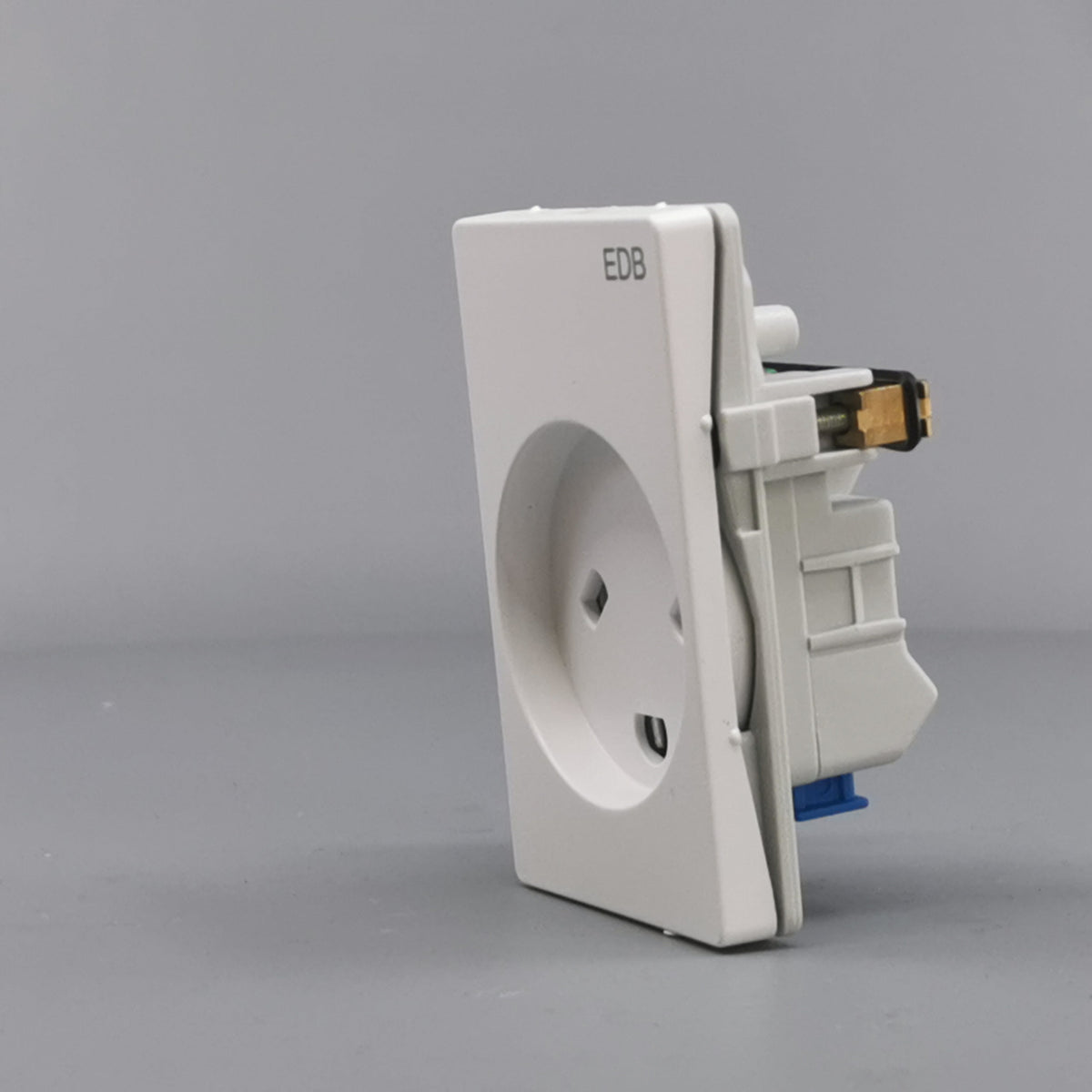 Fuga EDB stikkontakt med jord 1½ modul 2-pol - hvid (360° frame 5)