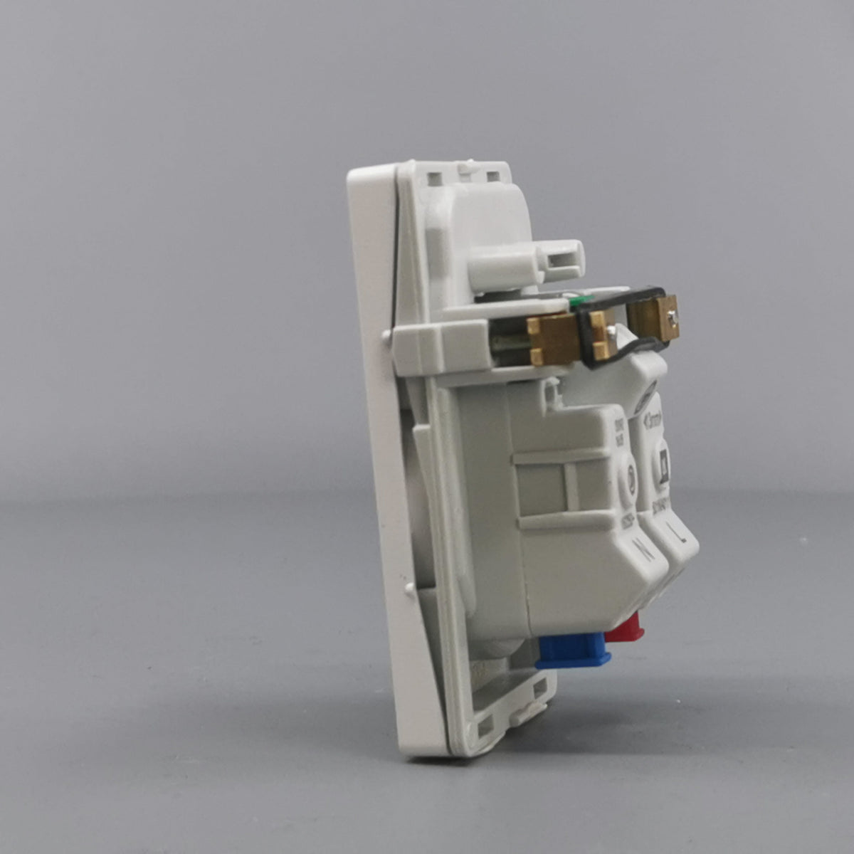Fuga EDB stikkontakt med jord 1½ modul 2-pol - hvid (360° frame 8)