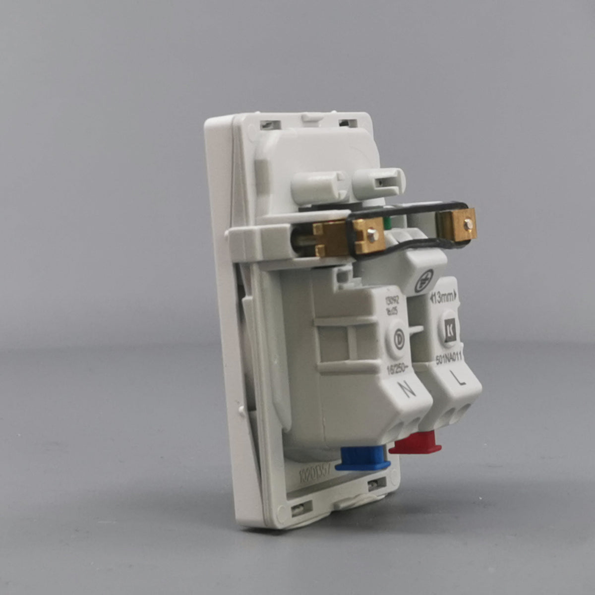 Fuga EDB stikkontakt med jord 1½ modul 2-pol - hvid (360° frame 9)