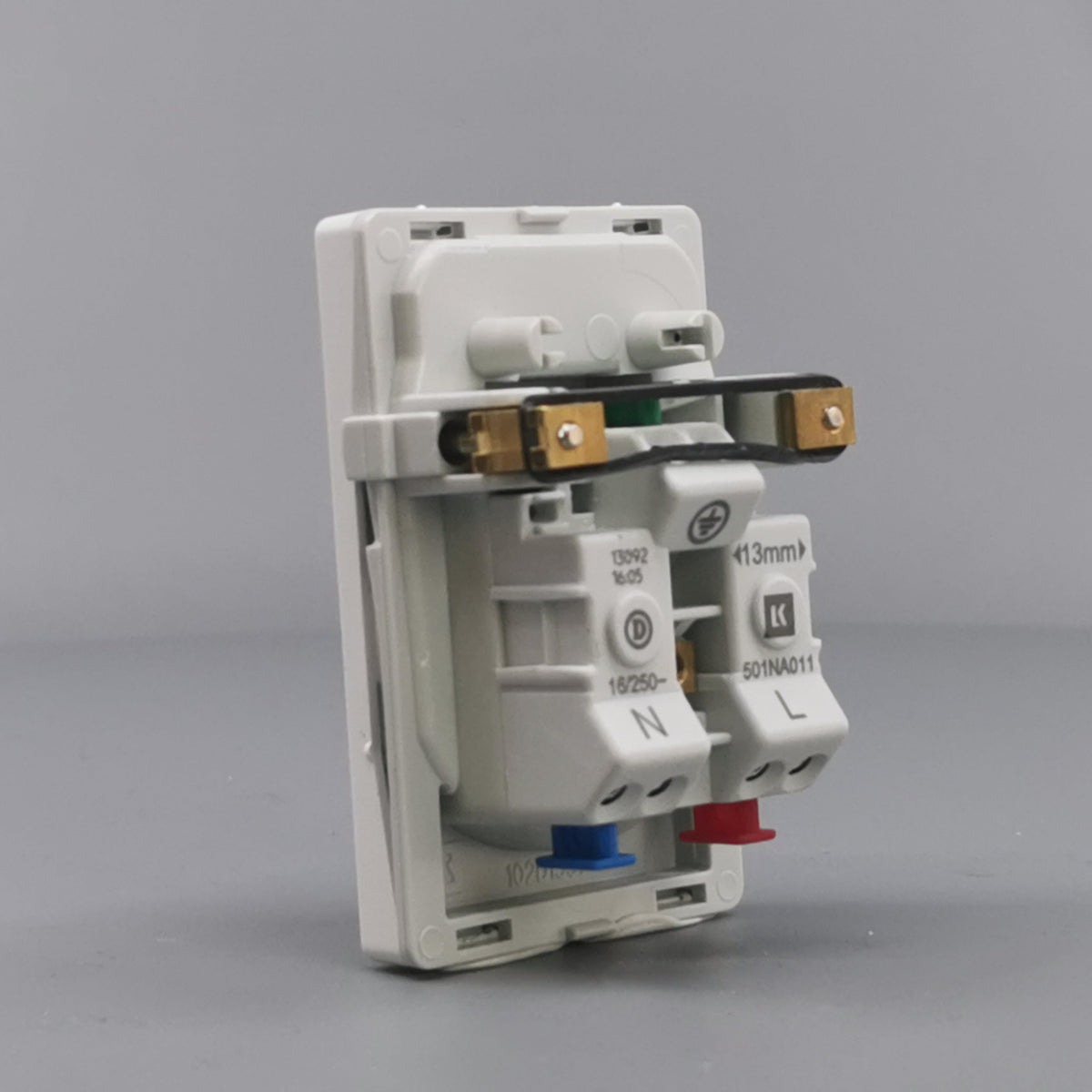 Fuga EDB stikkontakt med jord 1½ modul 2-pol - hvid (360° frame 10)