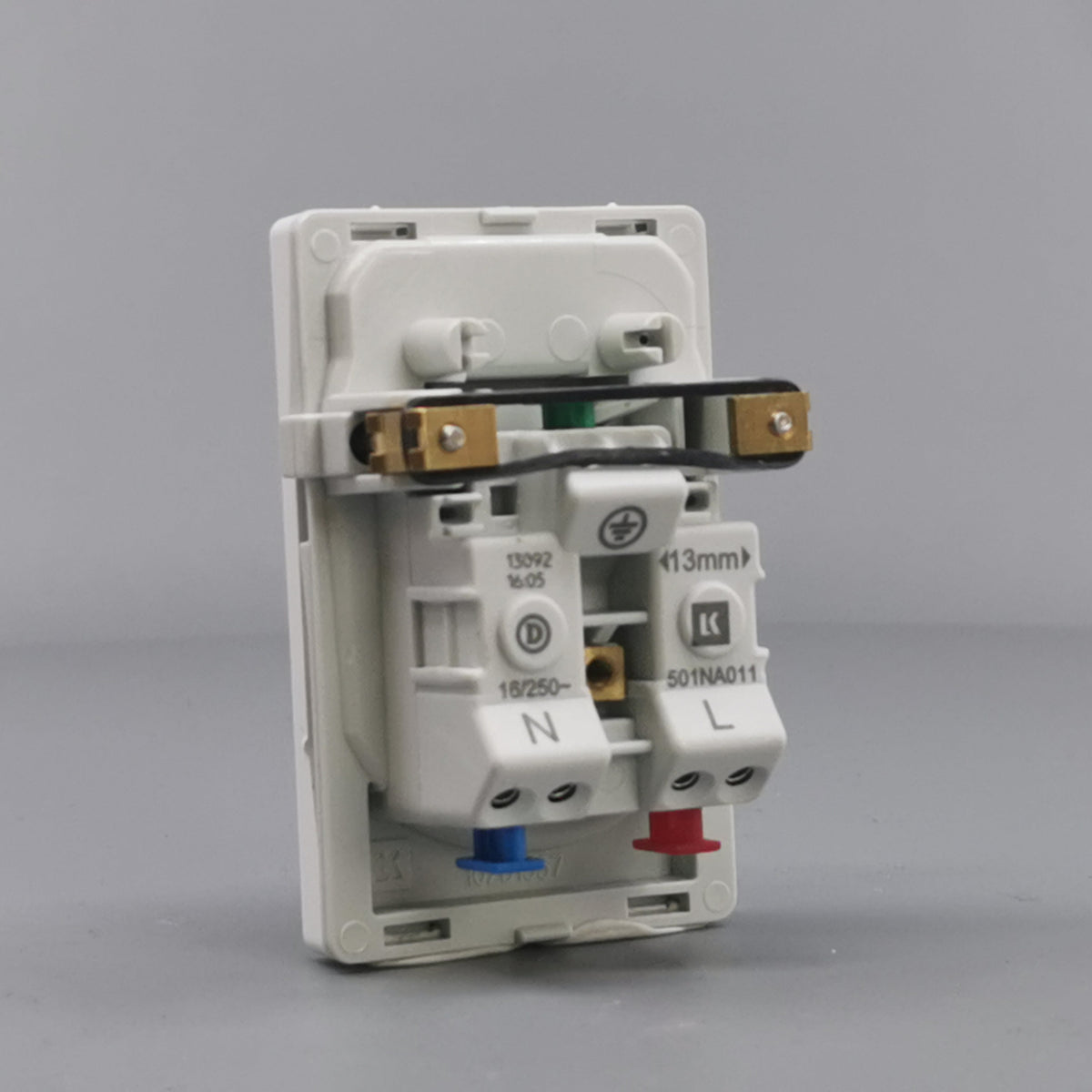 Fuga EDB stikkontakt med jord 1½ modul 2-pol - hvid (360° frame 11)