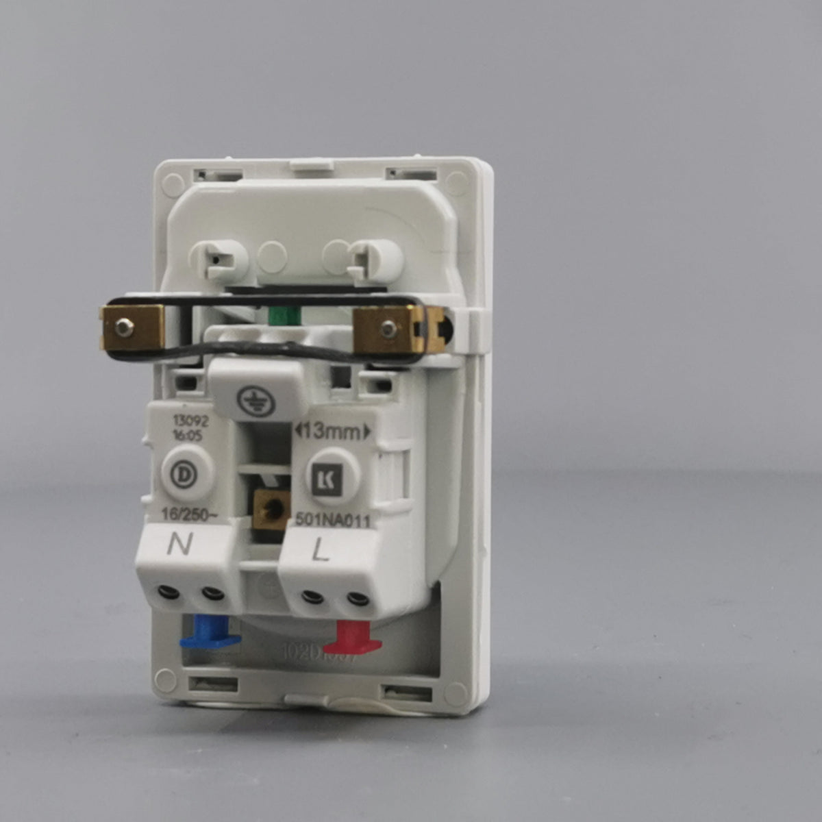 Fuga EDB stikkontakt med jord 1½ modul 2-pol - hvid (360° frame 14)