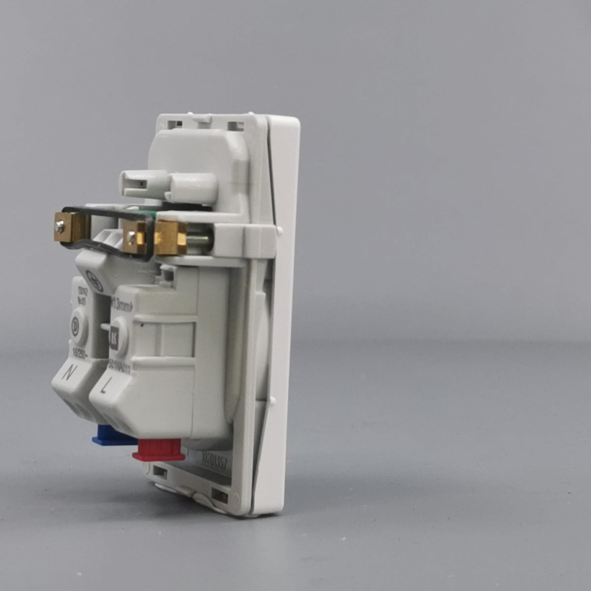 Fuga EDB stikkontakt med jord 1½ modul 2-pol - hvid (360° frame 17)