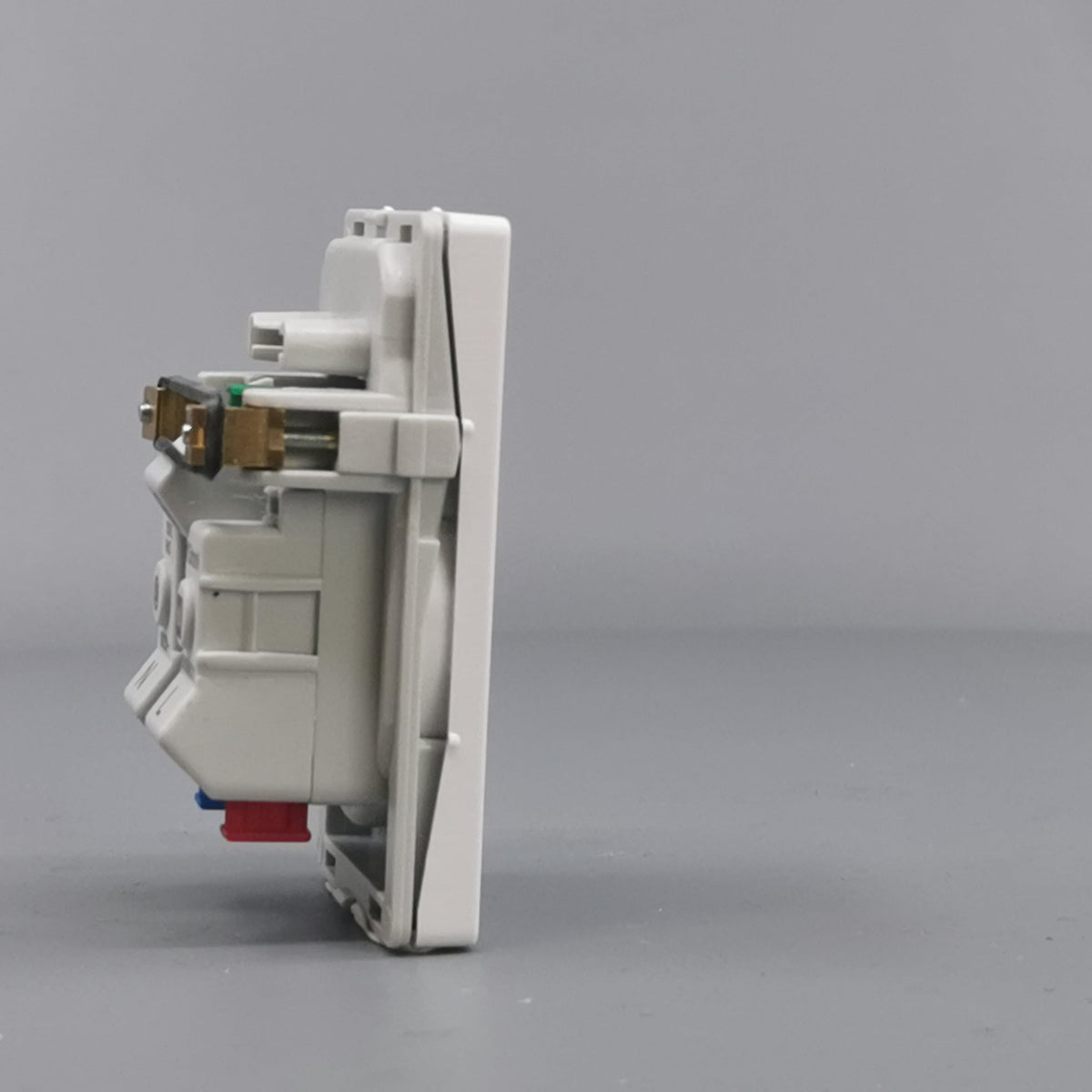 Fuga EDB stikkontakt med jord 1½ modul 2-pol - hvid (360° frame 18)