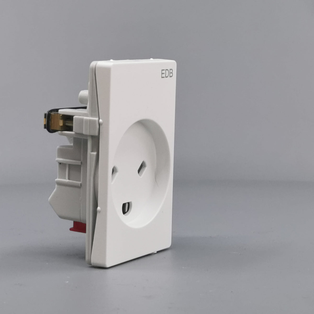 Fuga EDB stikkontakt med jord 1½ modul 2-pol - hvid (360° frame 21)