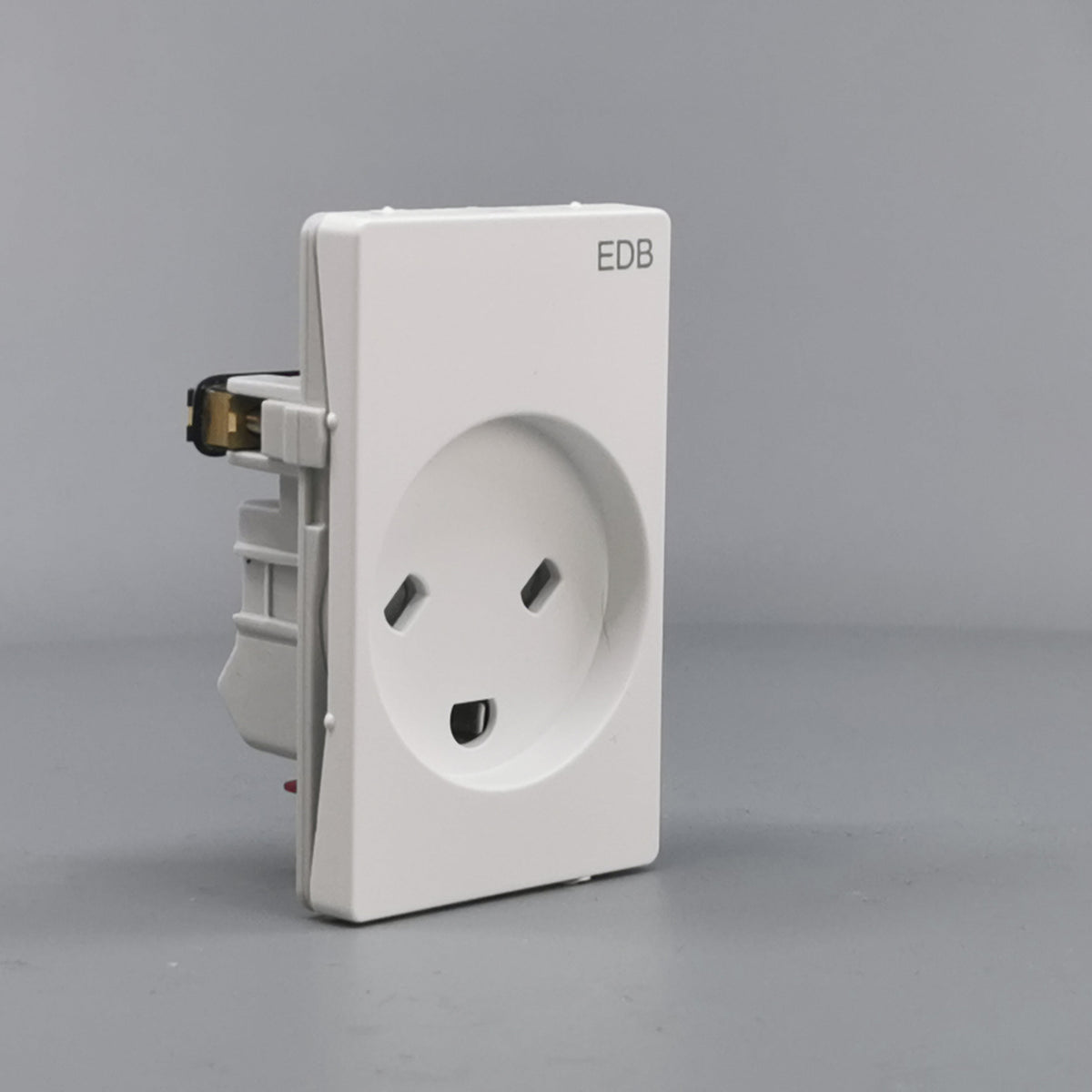 Fuga EDB stikkontakt med jord 1½ modul 2-pol - hvid (360° frame 22)