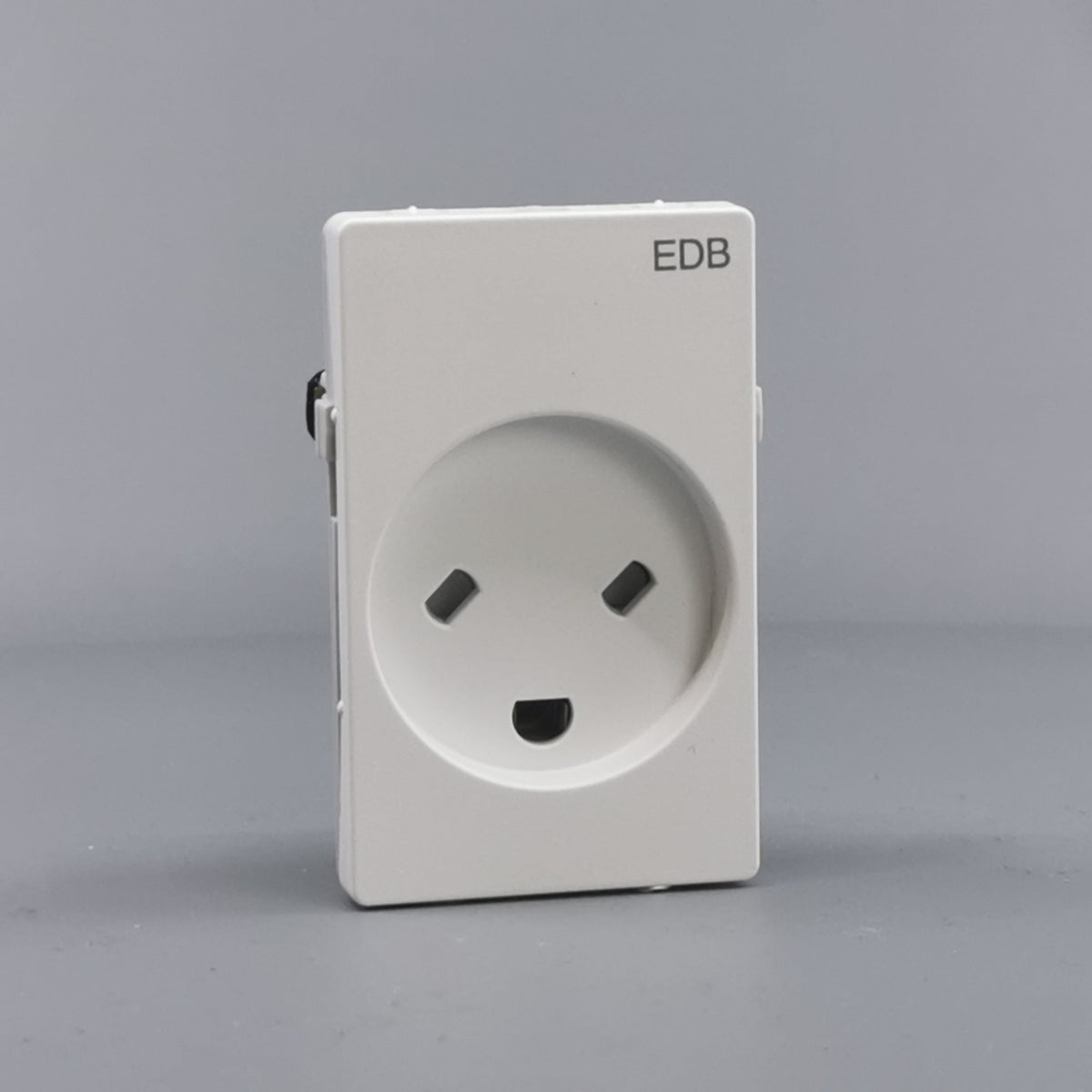 Fuga EDB stikkontakt med jord 1½ modul 2-pol - hvid (360° frame 24)