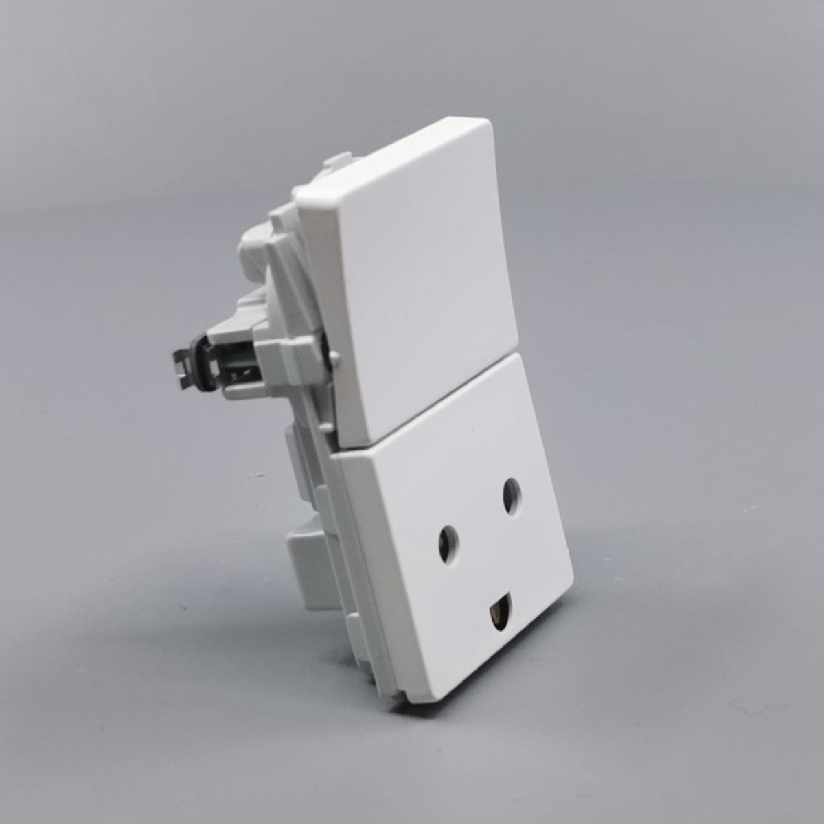 Fuga stikkontakt med jord og afbryder 1½ modul 2-pol - hvid (360° frame 21)