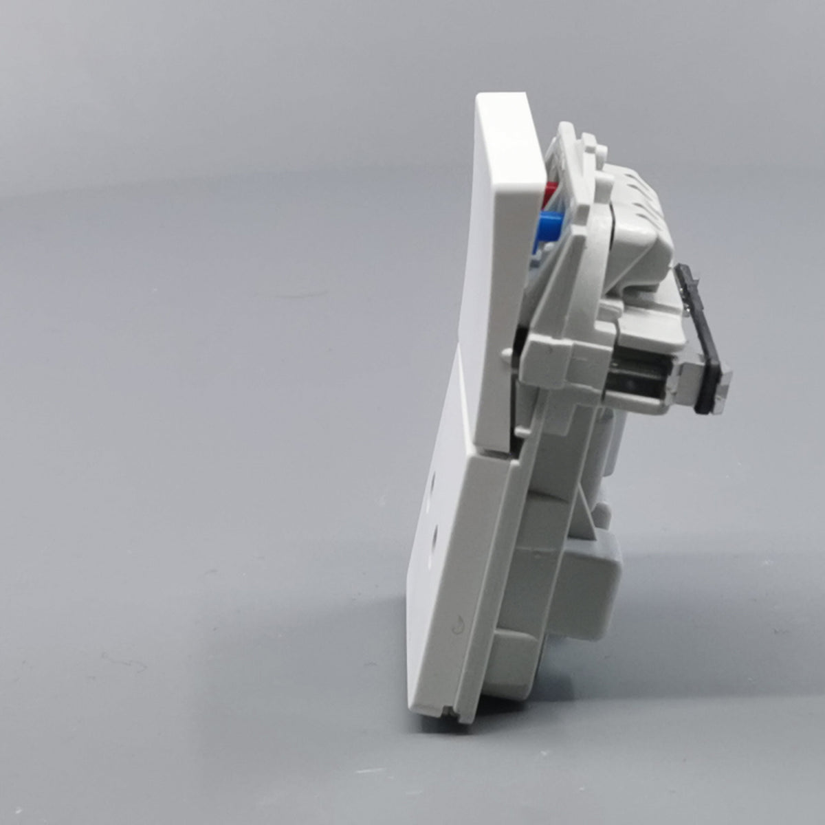 Fuga stikkontakt uden jord med afbryder 1½ modul 2-pol - hvid (360° frame 7)