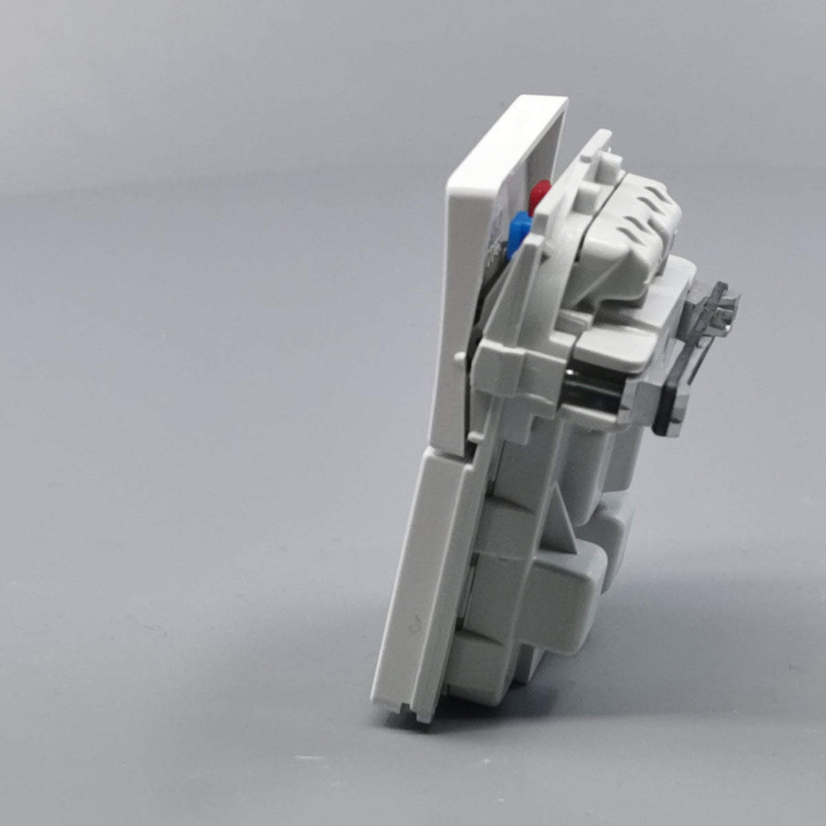 Fuga stikkontakt uden jord med afbryder 1½ modul 2-pol - hvid (360° frame 8)