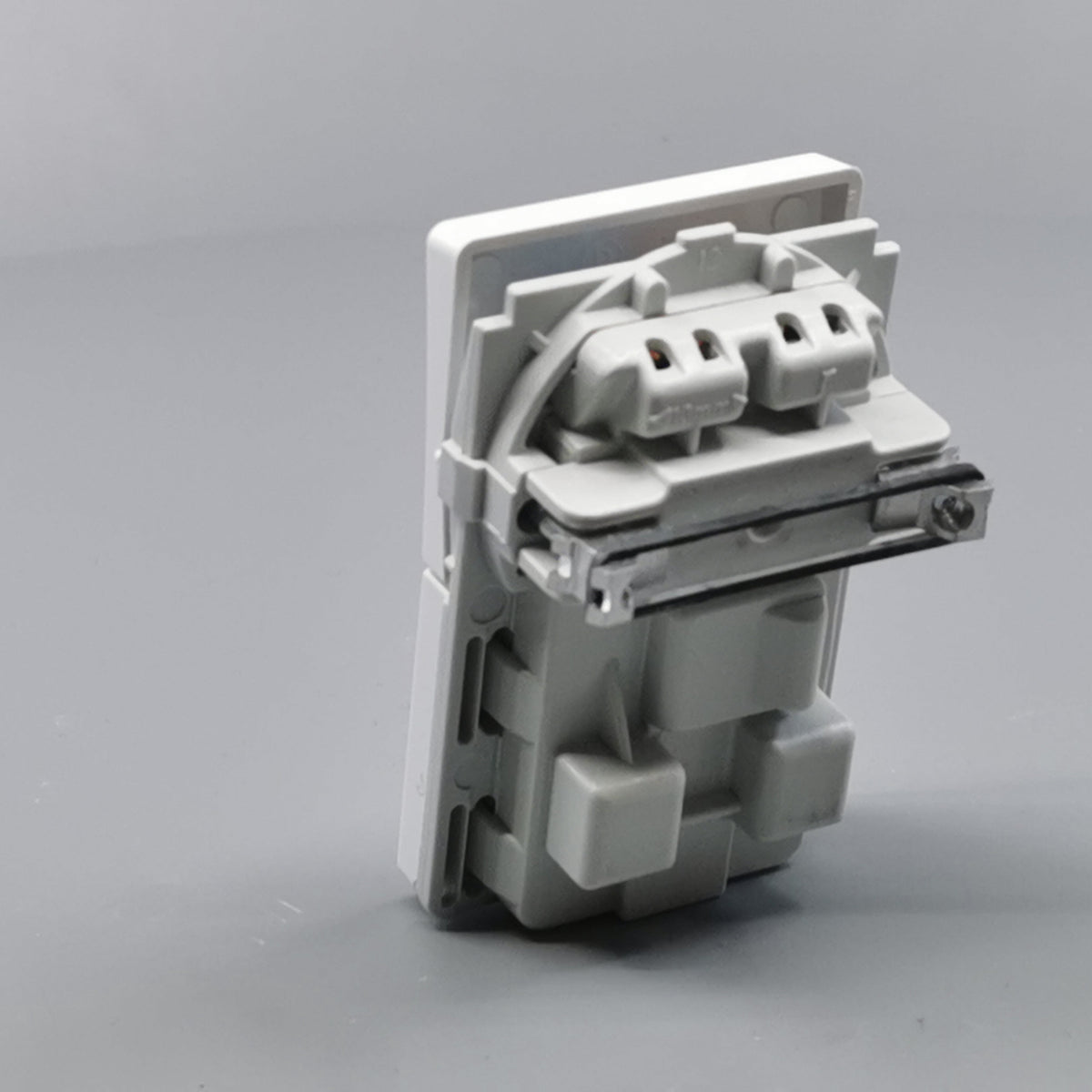 Fuga stikkontakt uden jord med afbryder 1½ modul 2-pol - hvid (360° frame 11)
