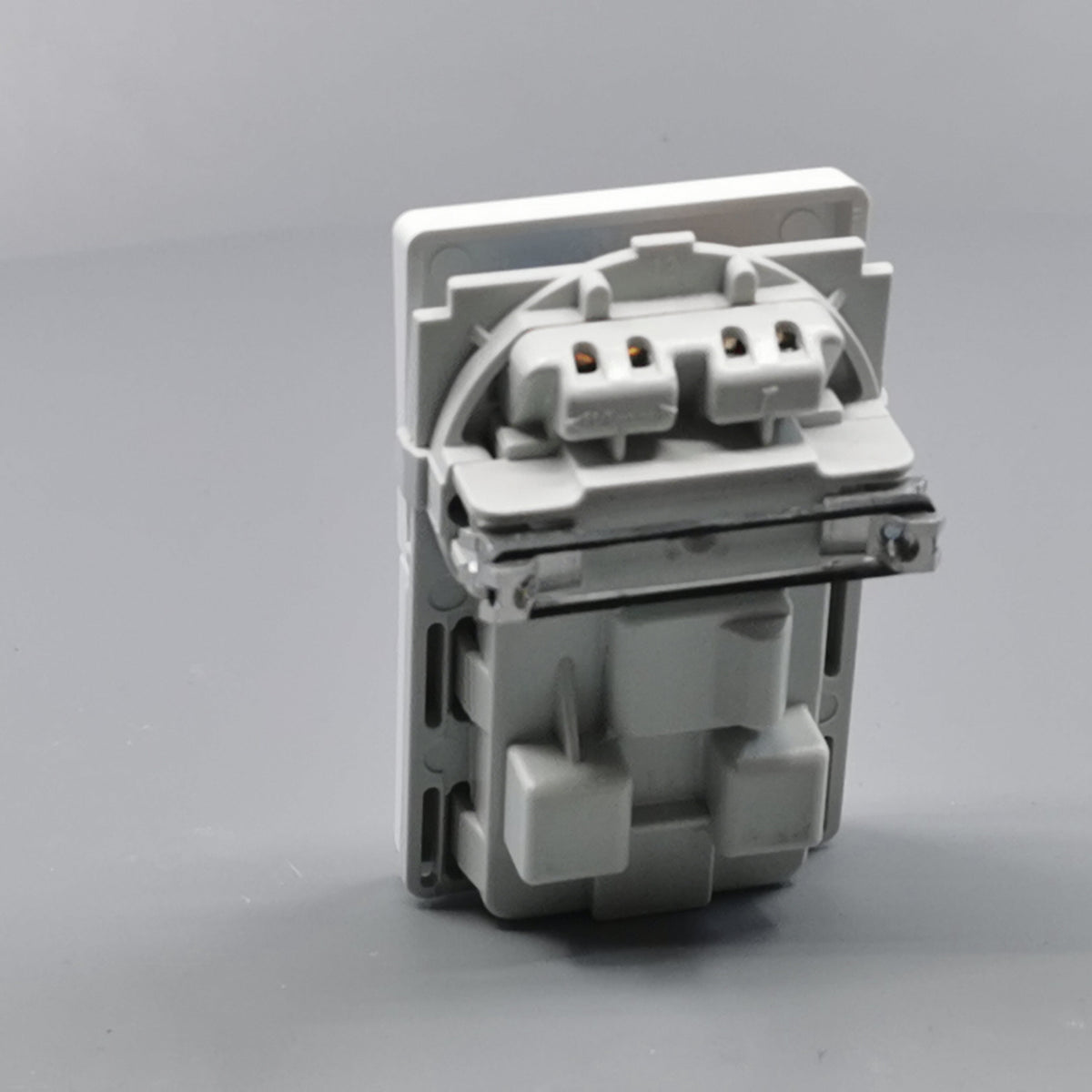 Fuga stikkontakt uden jord med afbryder 1½ modul 2-pol - hvid (360° frame 12)