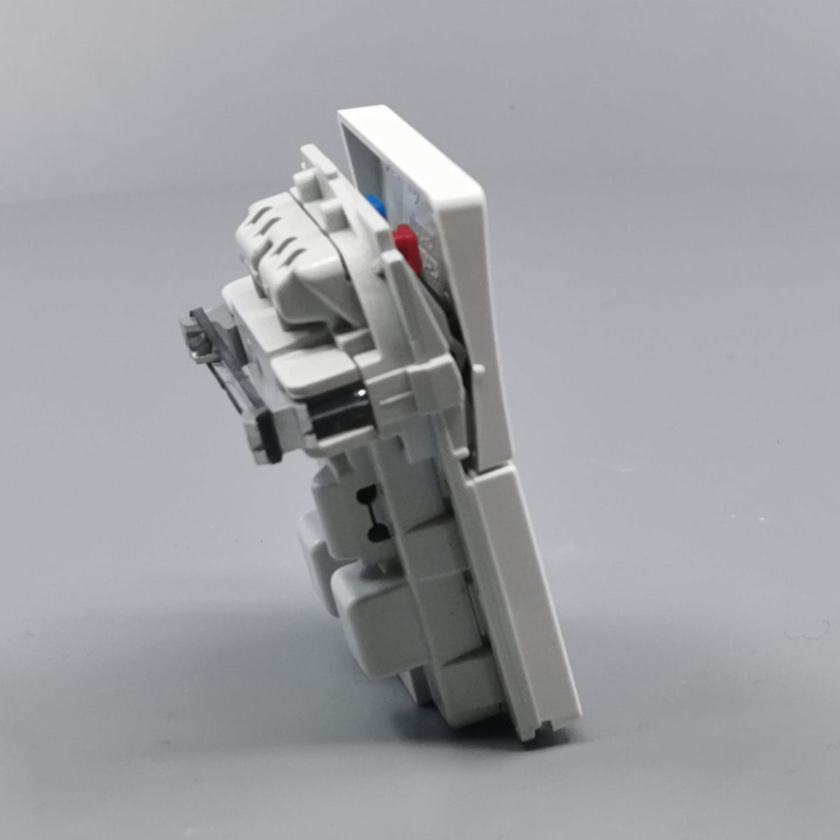 Fuga stikkontakt uden jord med afbryder 1½ modul 2-pol - hvid (360° frame 18)