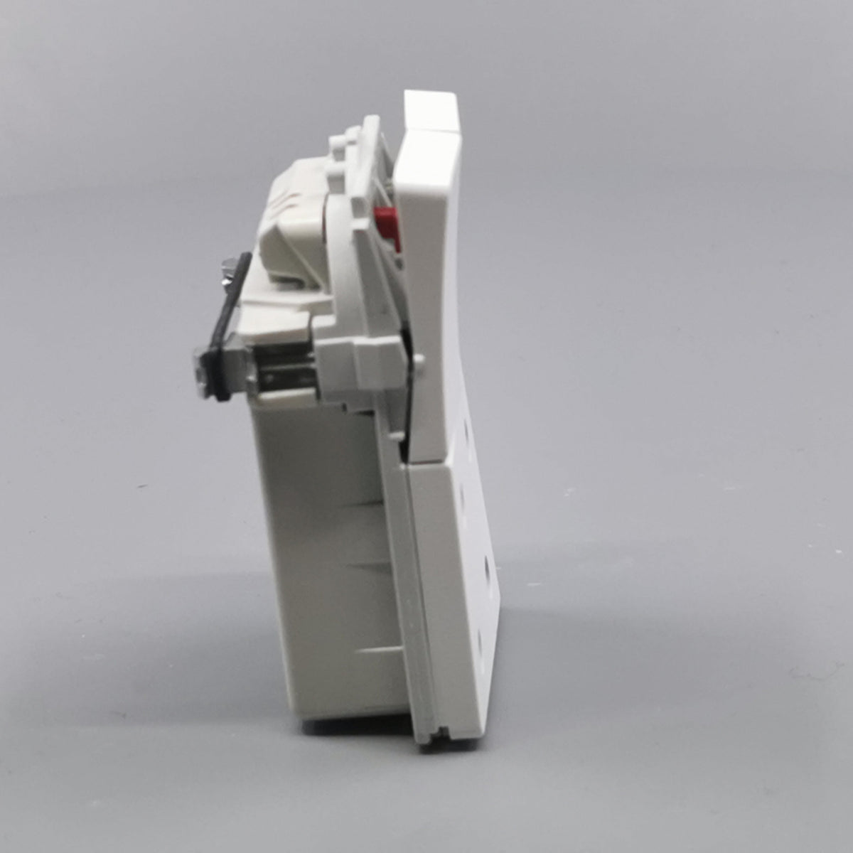 Fuga dobbelt stikkontakt med afbryder 1½ modul 2-pol - hvid (360° frame 19)
