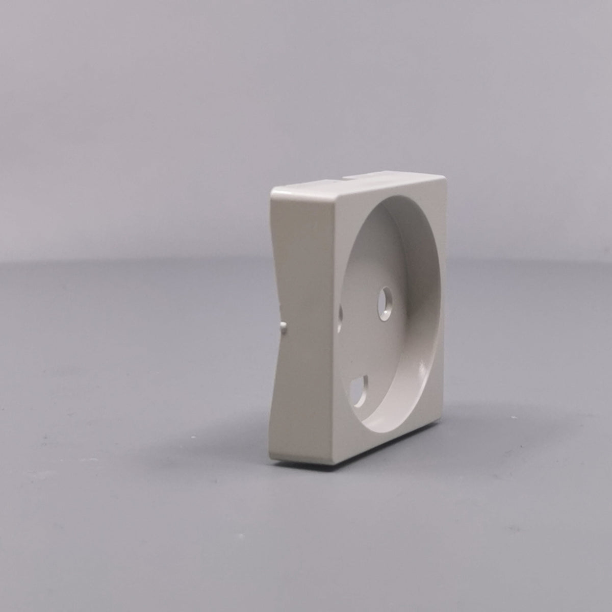 Afdækning for stikkontakt 1 modul gl model lysegrå (360° frame 21)