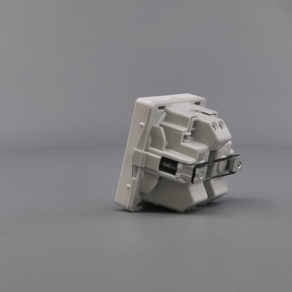Fuga EDB stikkontakt med jord 1 modul 2-pol - hvid (360° frame 9)
