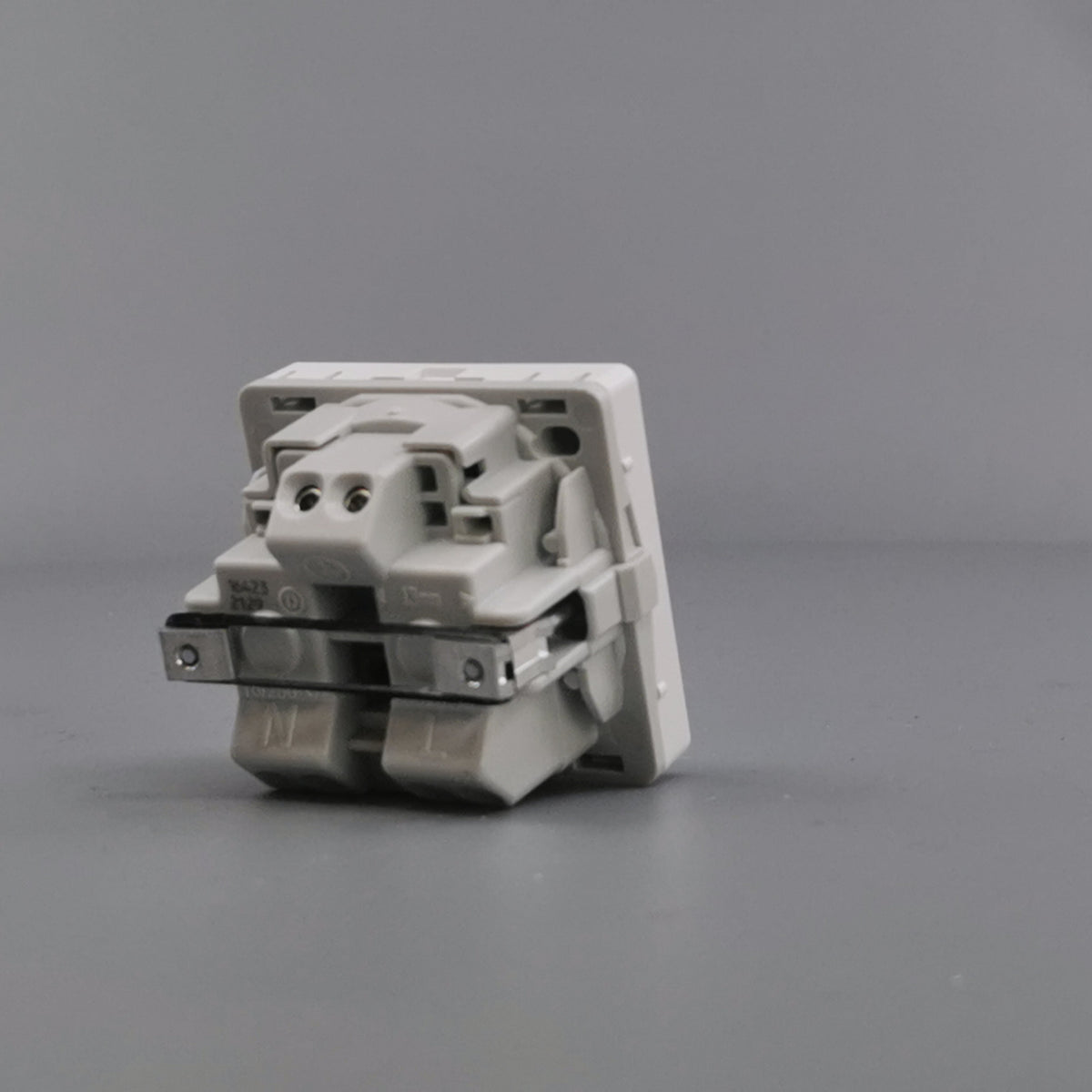 Fuga EDB stikkontakt med jord 1 modul 2-pol - hvid (360° frame 15)