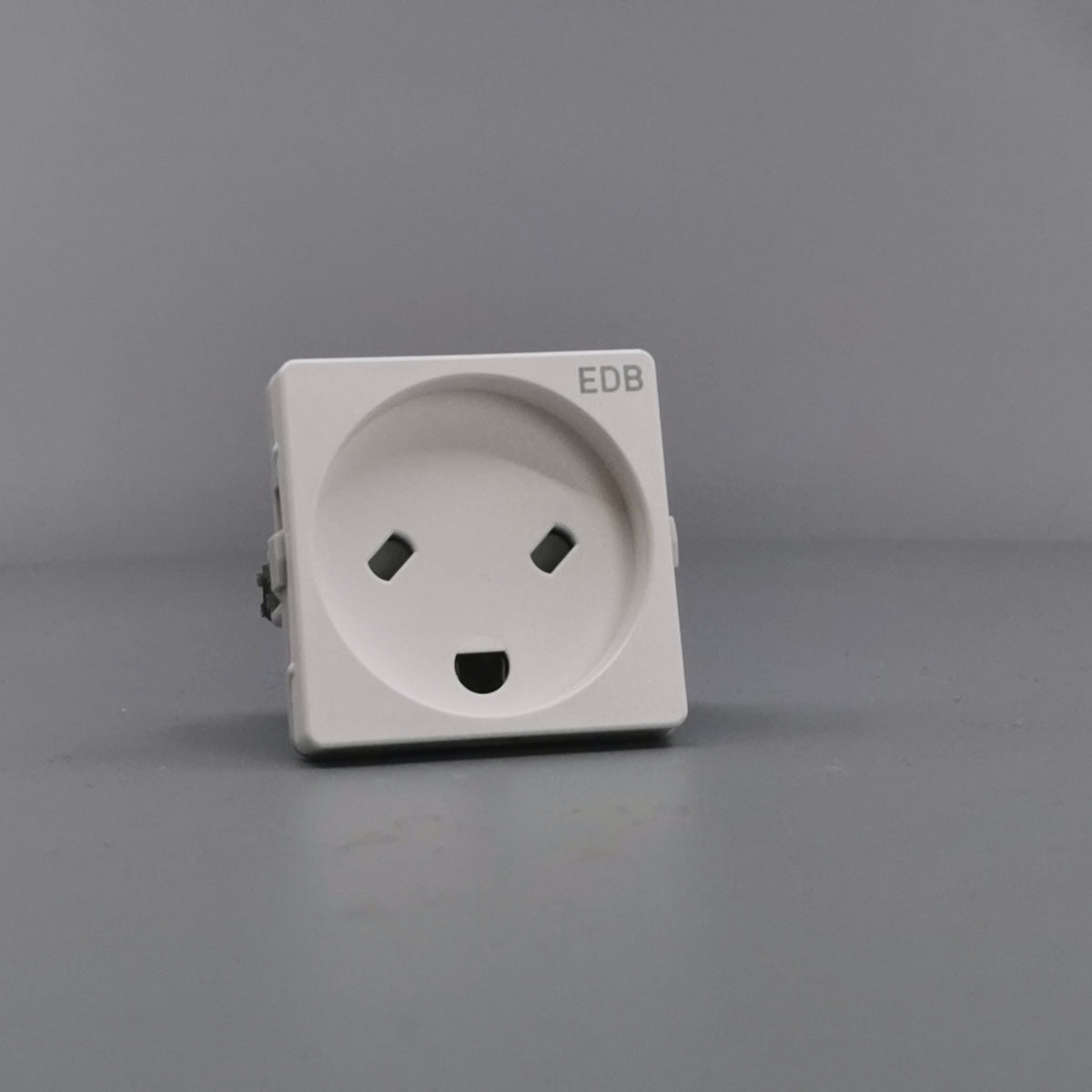 Fuga EDB stikkontakt med jord 1 modul 2-pol - hvid (360° frame 24)
