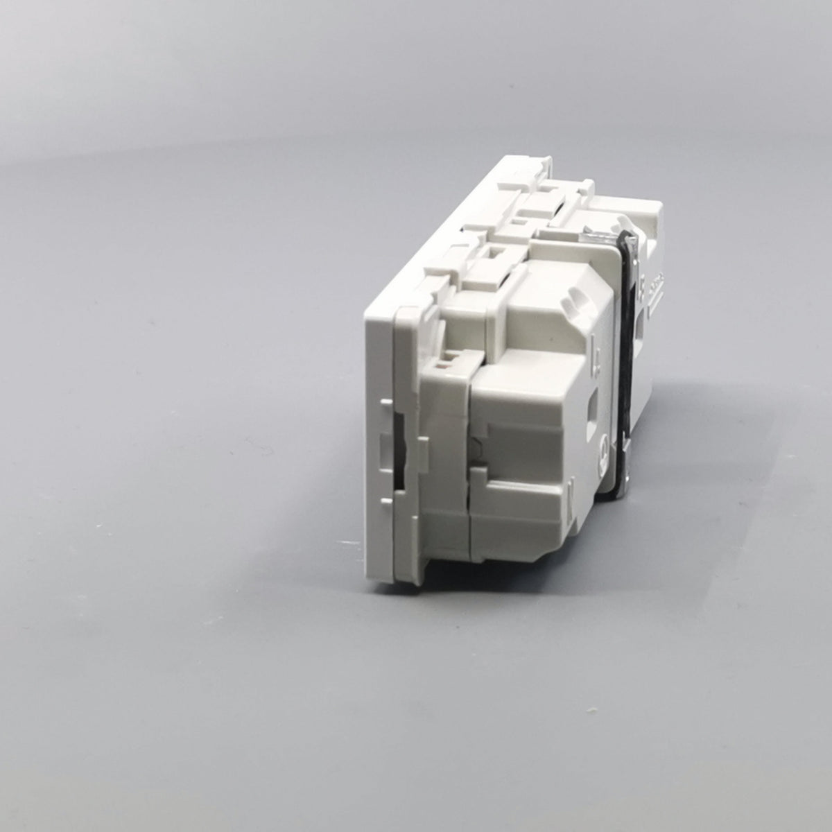Fuga vandret stikkontakt med jord 2 modul 2-pol 2 tændinger - hvid (360° frame 8)
