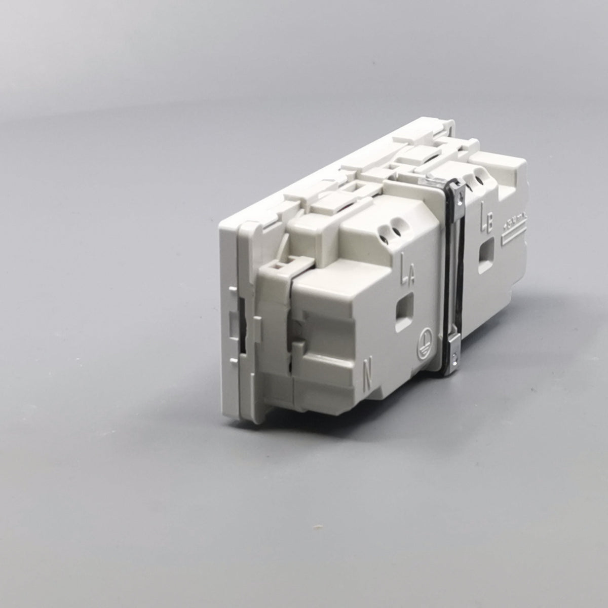 Fuga vandret stikkontakt med jord 2 modul 2-pol 2 tændinger - hvid (360° frame 9)
