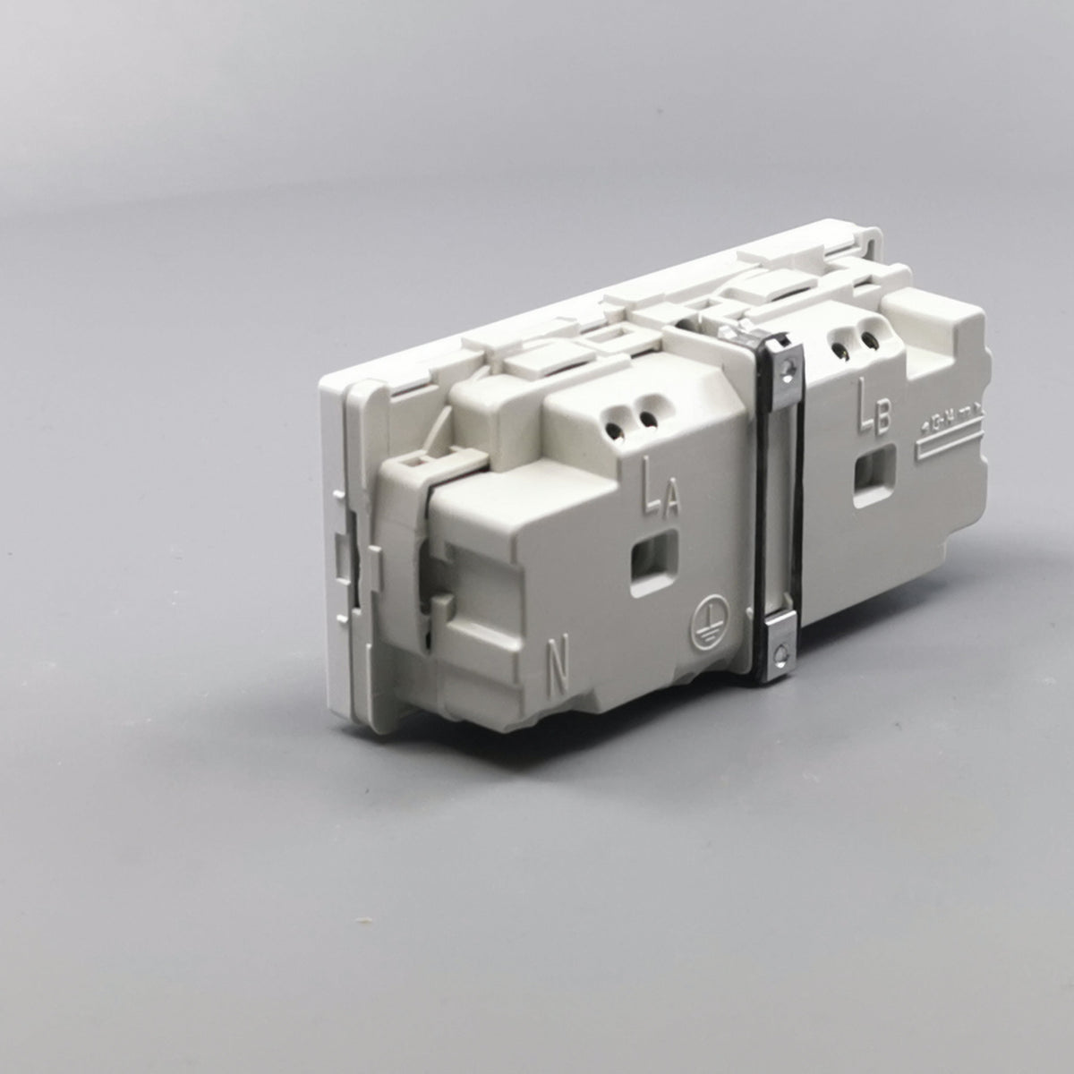 Fuga vandret stikkontakt med jord 2 modul 2-pol 2 tændinger - hvid (360° frame 10)