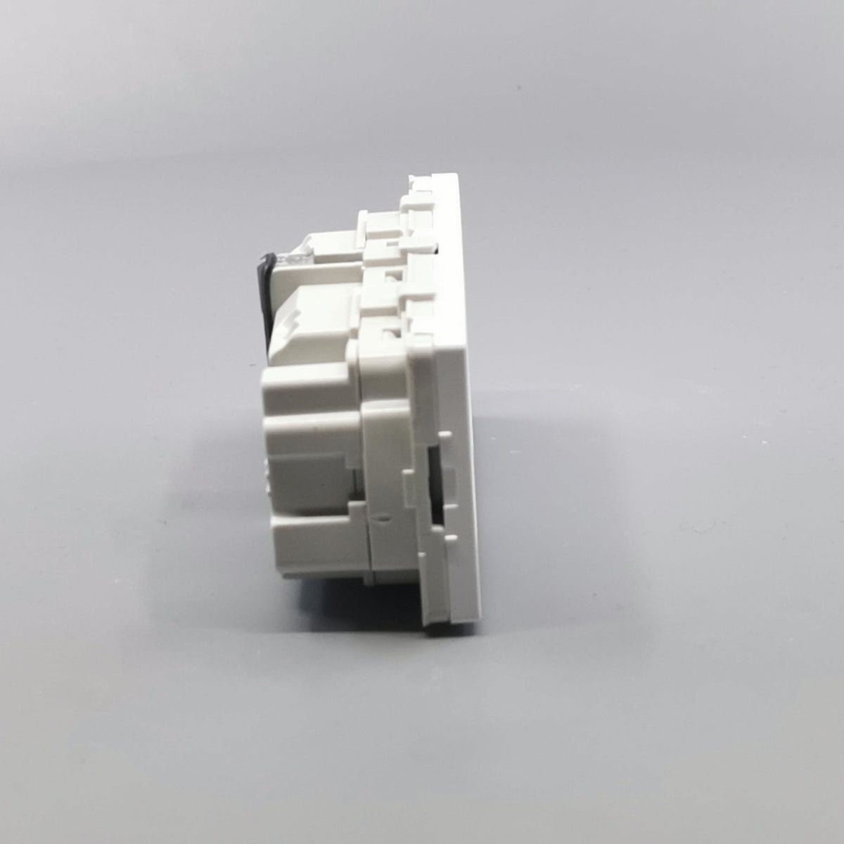 Fuga vandret stikkontakt med jord 2 modul 2-pol 2 tændinger - hvid (360° frame 19)