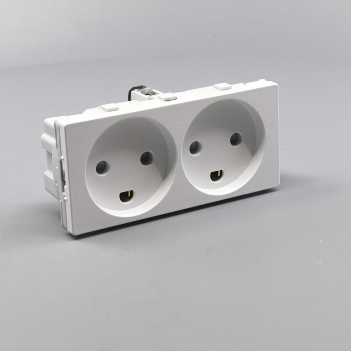 Fuga vandret stikkontakt med jord 2 modul 2-pol 2 tændinger - hvid (360° frame 23)