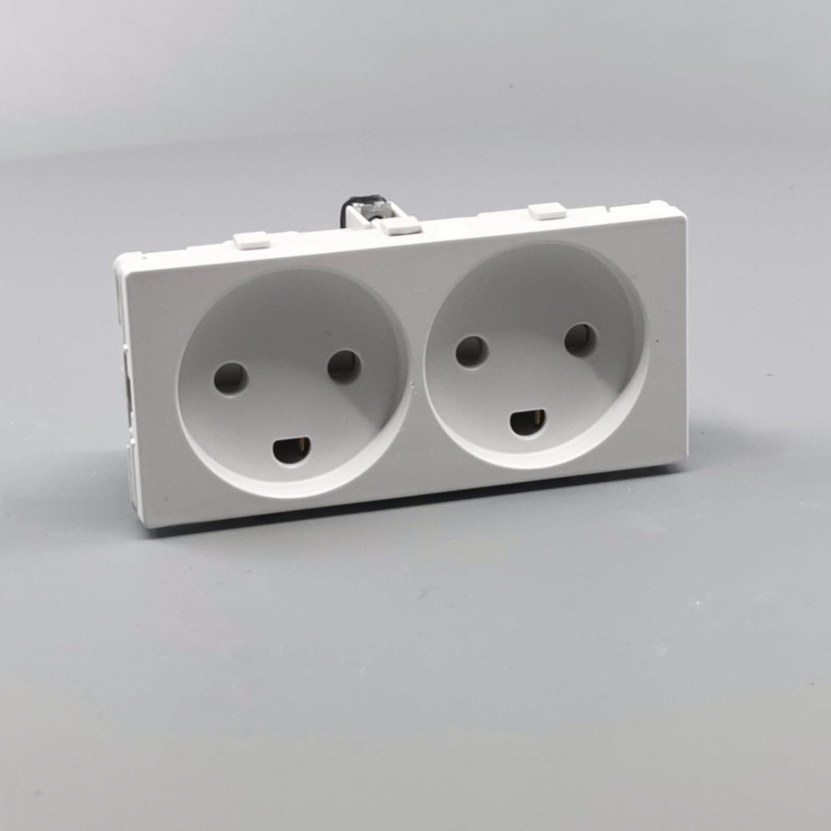 Fuga vandret stikkontakt med jord 2 modul 2-pol 2 tændinger - hvid (360° frame 24)