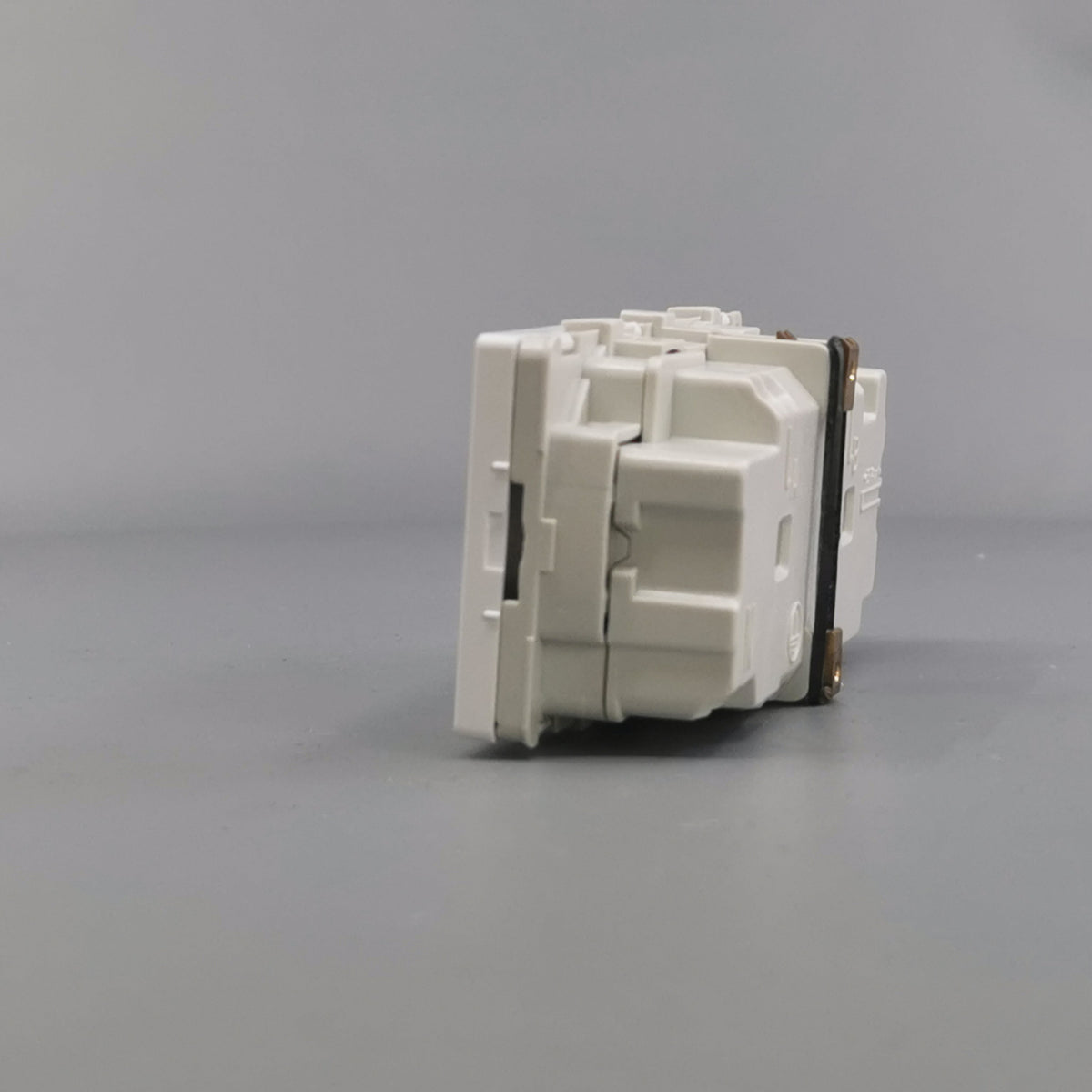 Fuga vandret EDB stikkontakt med jord 2 modul 2-pol - hvid (360° frame 8)