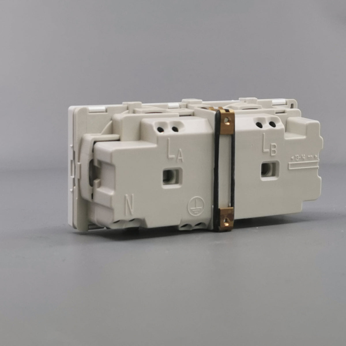 Fuga vandret EDB stikkontakt med jord 2 modul 2-pol - hvid (360° frame 11)
