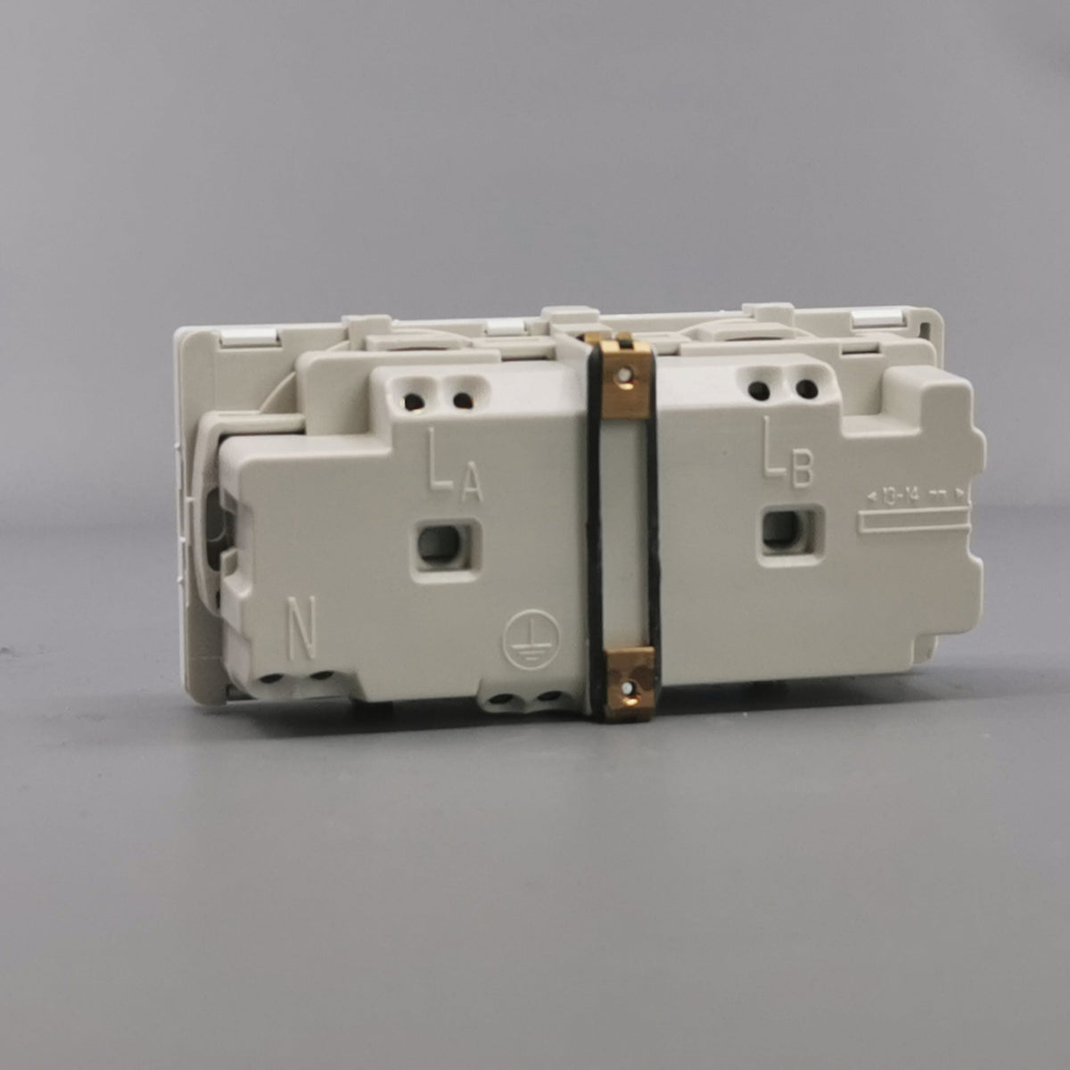 Fuga vandret EDB stikkontakt med jord 2 modul 2-pol - hvid (360° frame 12)