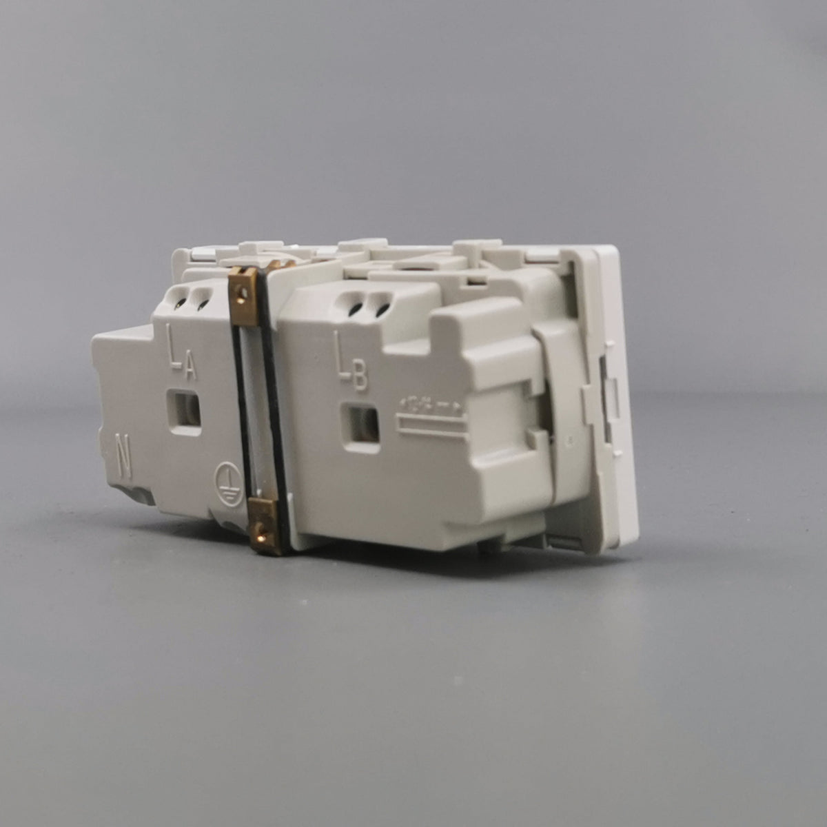 Fuga vandret EDB stikkontakt med jord 2 modul 2-pol - hvid (360° frame 16)