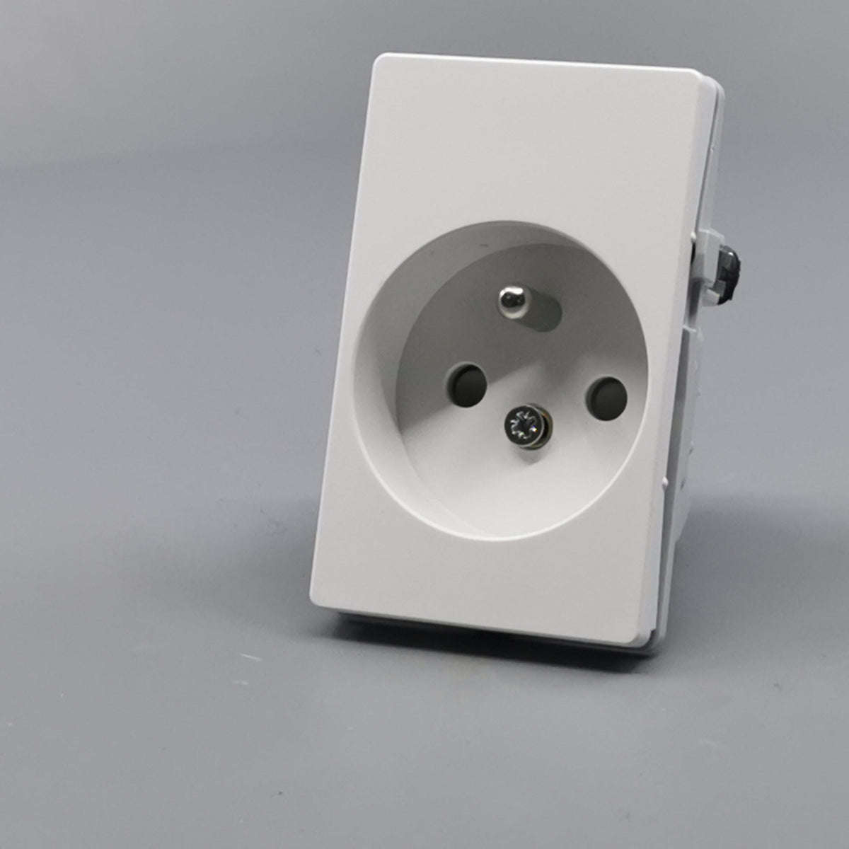 Fuga stikkontakt m. pindjord 1½ modul 2-pol - hvid (360° frame 2)