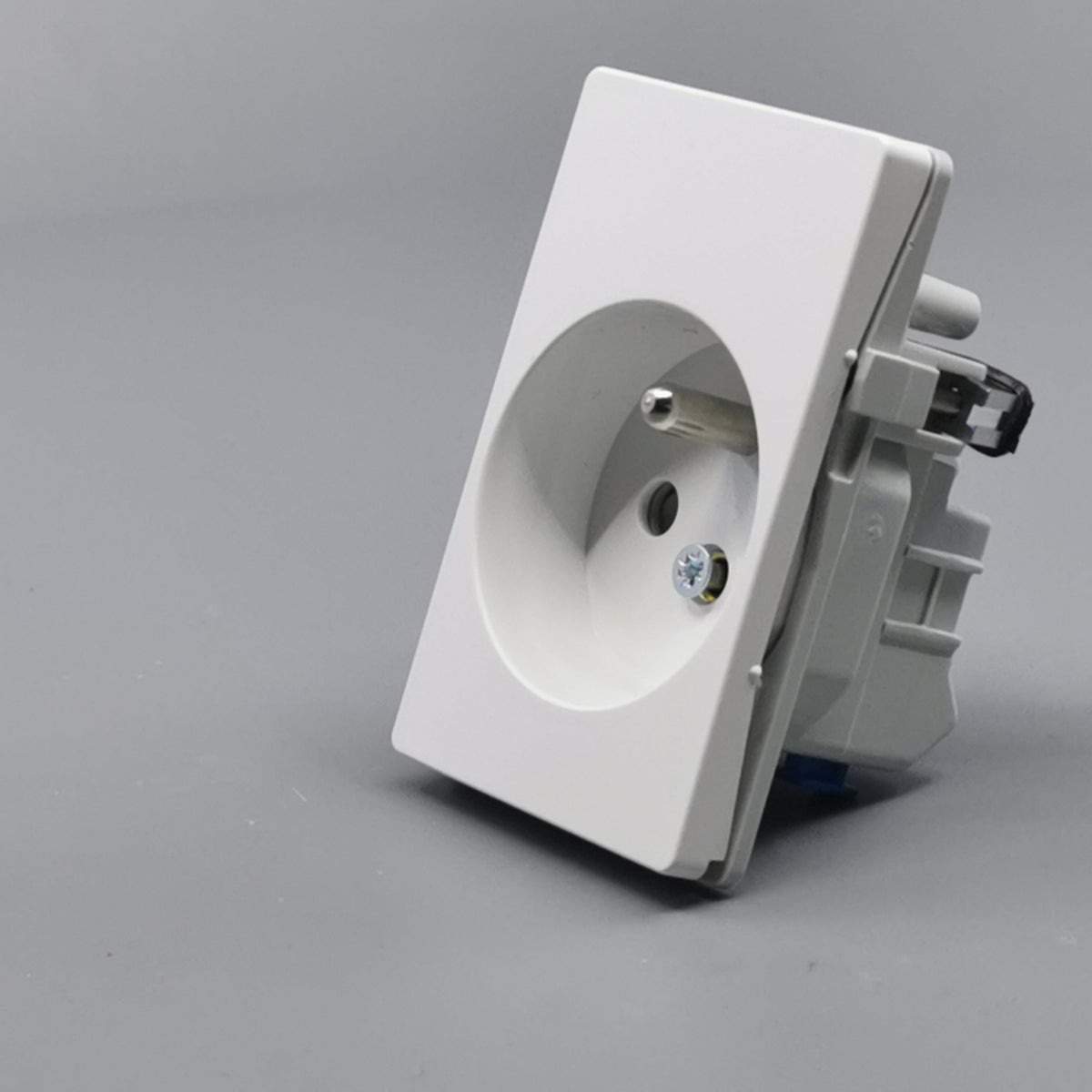 Fuga stikkontakt m. pindjord 1½ modul 2-pol - hvid (360° frame 4)