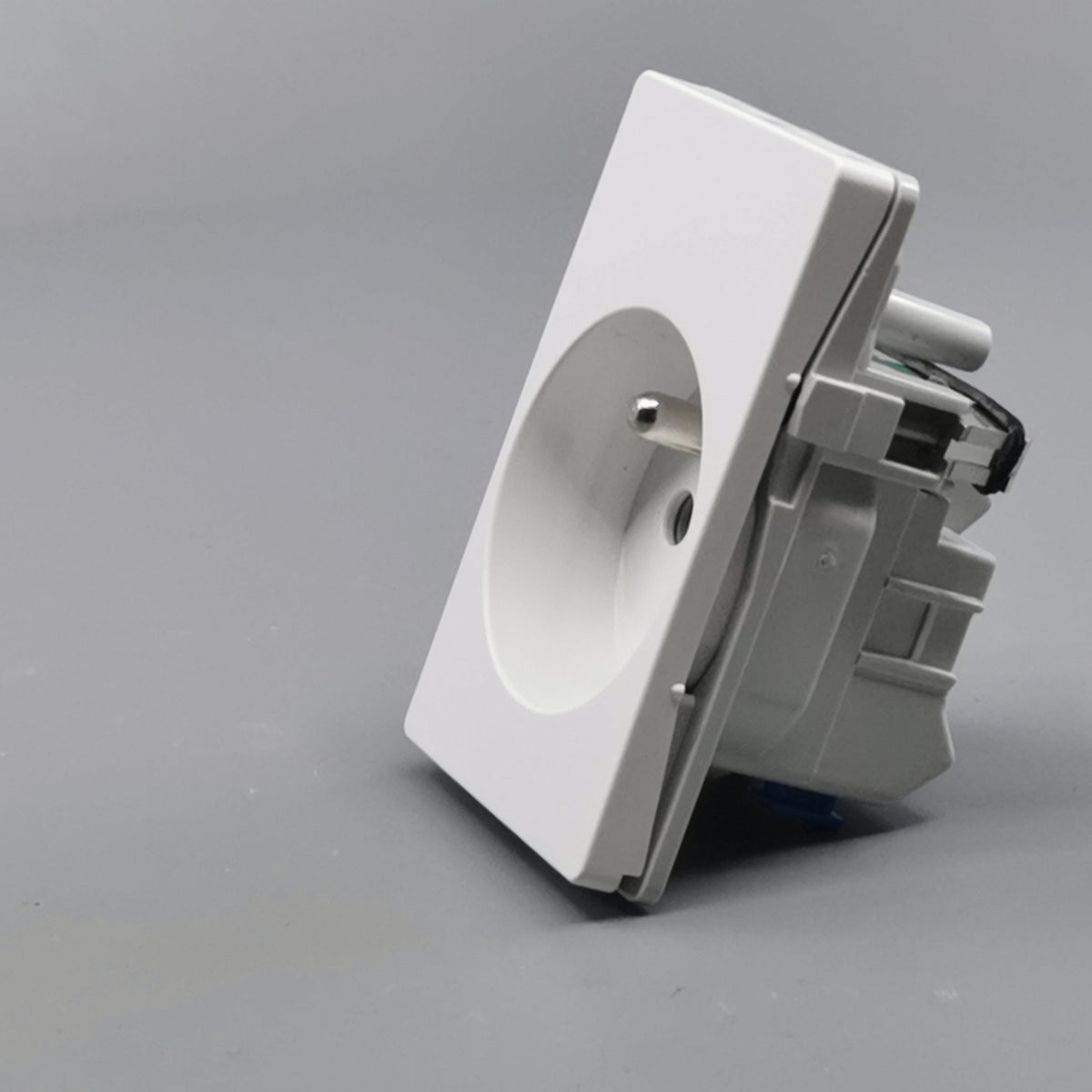 Fuga stikkontakt m. pindjord 1½ modul 2-pol - hvid (360° frame 5)