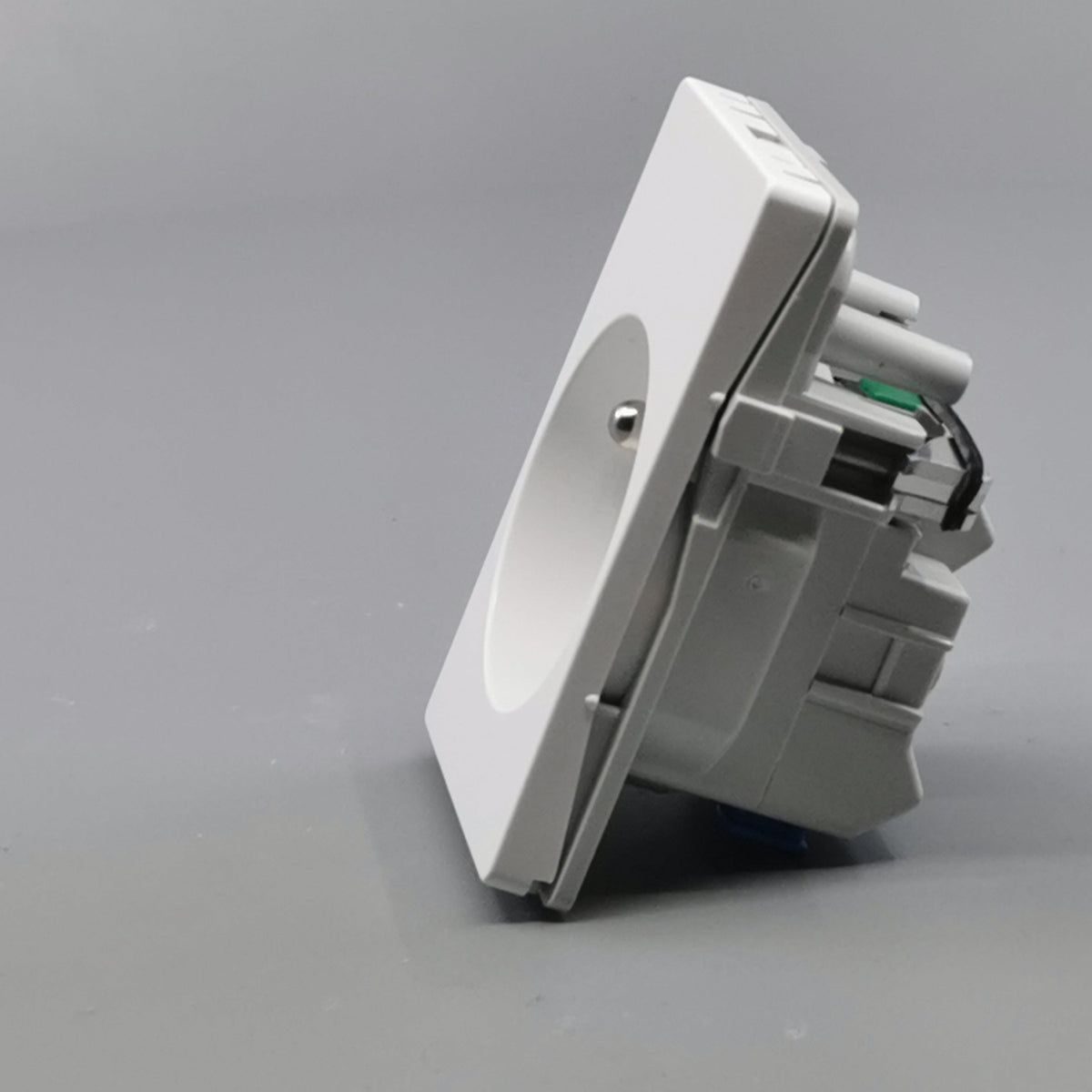 Fuga stikkontakt m. pindjord 1½ modul 2-pol - hvid (360° frame 6)