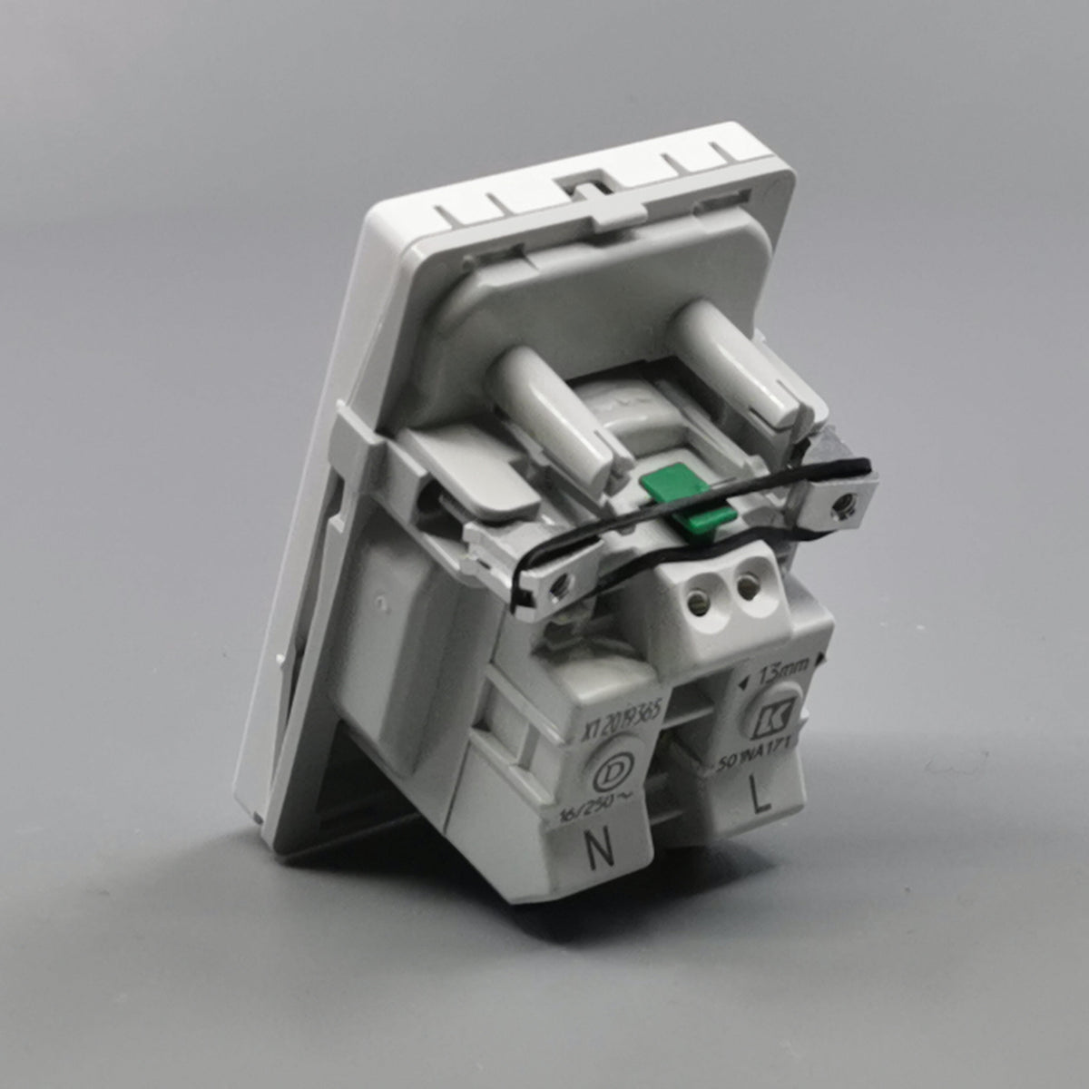 Fuga stikkontakt m. pindjord 1½ modul 2-pol - hvid (360° frame 10)