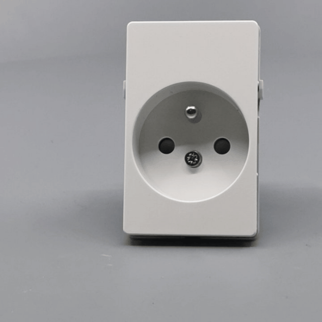 Fuga stikkontakt m. pindjord 1½ modul 2-pol - hvid (360° frame 25)