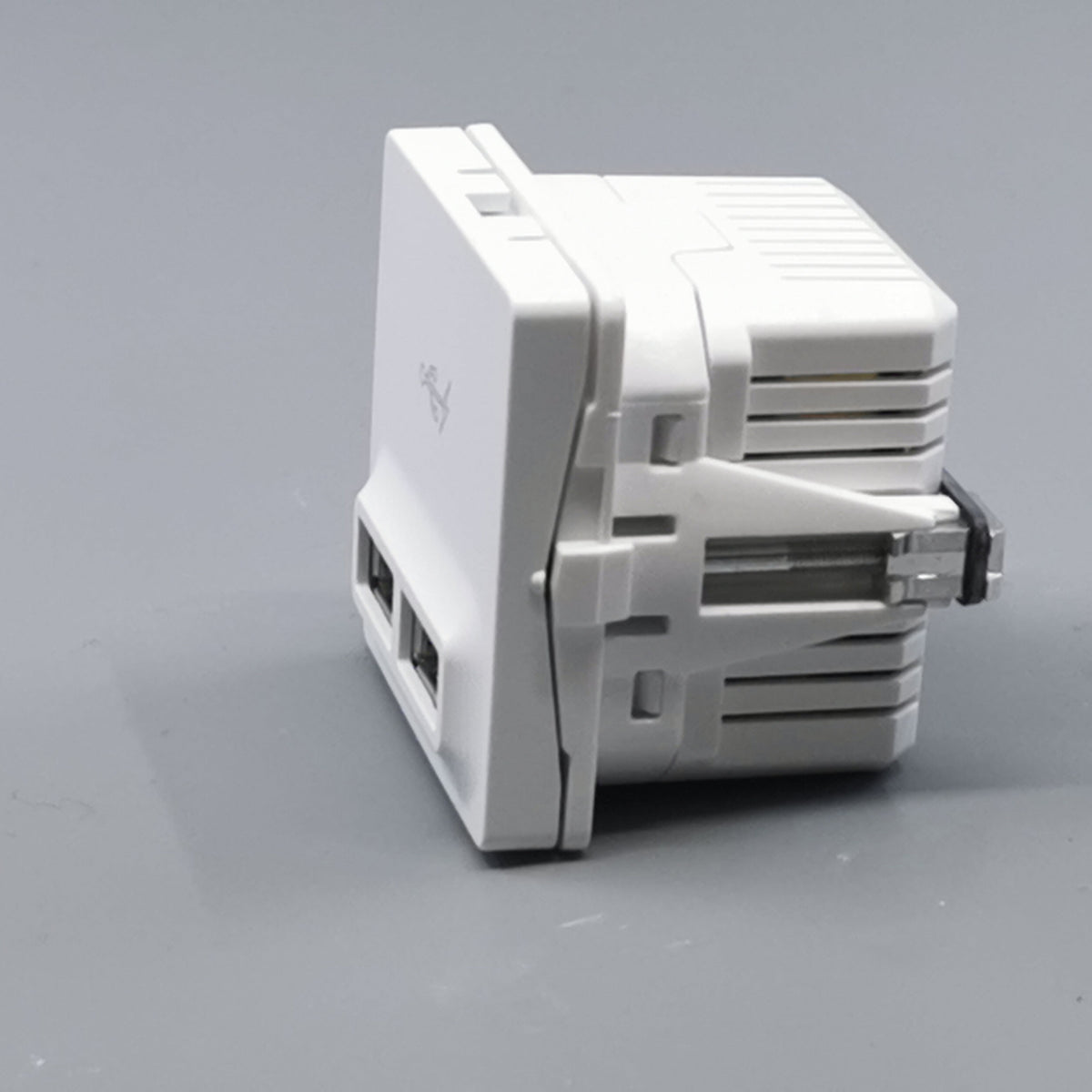 Fuga 2xUSB lader 2,1A 1 modul - hvid (360° frame 6)