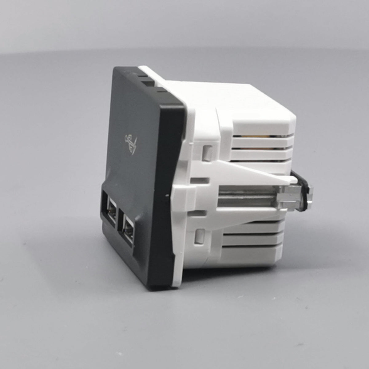 LK Fuga 2xUSB lader 2,1A 1 modul koksgrå (360° frame 6)