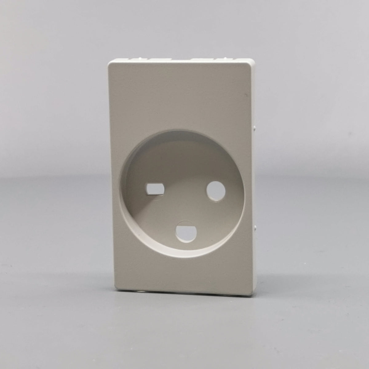 Fuga afdækning til hospital stikkontakt m. jord 1½ modul - lysegrå (360° frame 2)