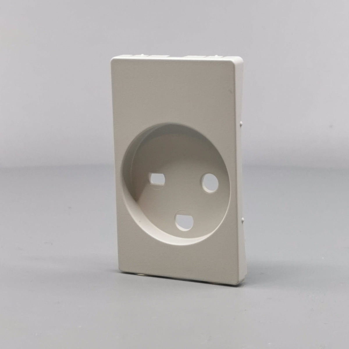 Fuga afdækning til hospital stikkontakt m. jord 1½ modul - lysegrå (360° frame 3)