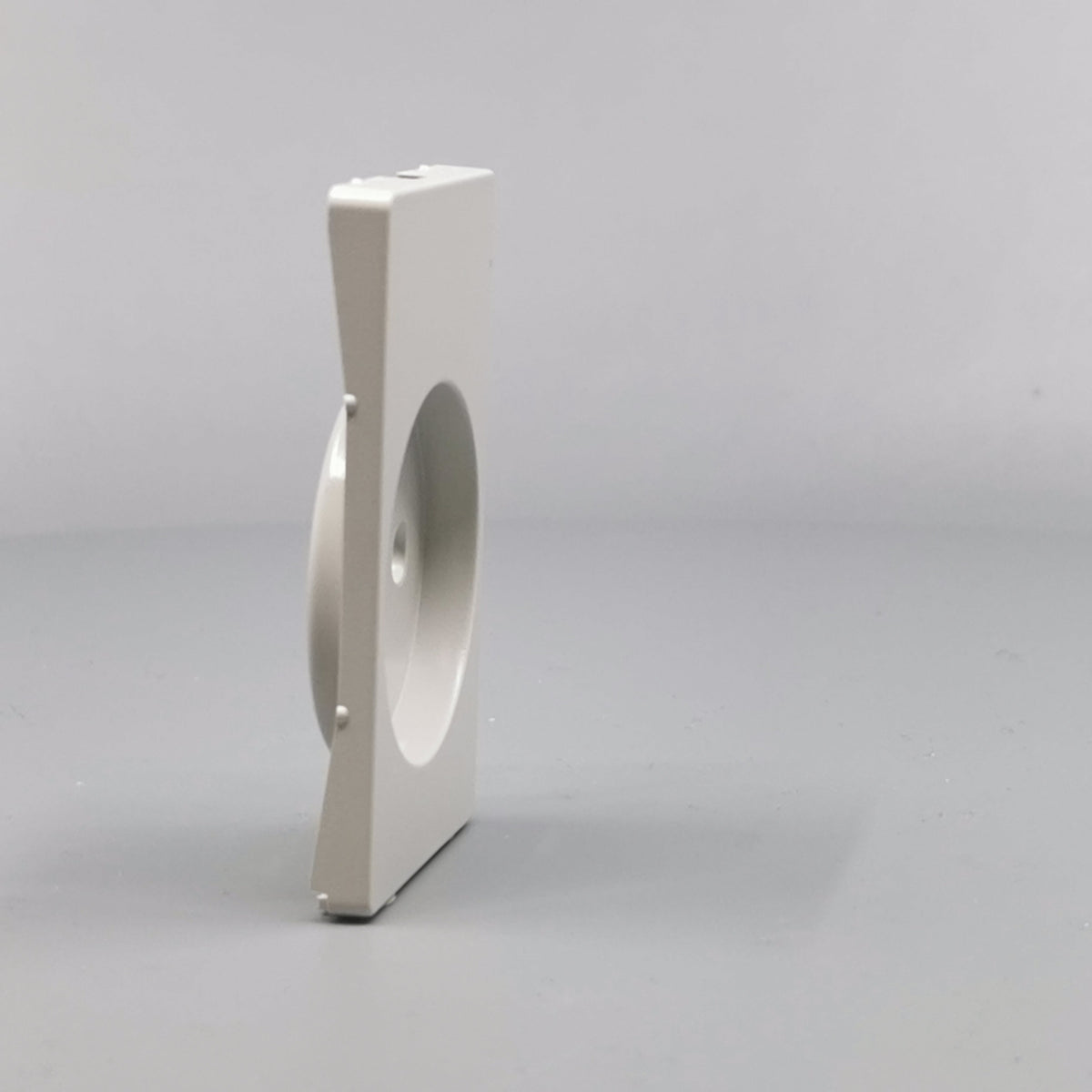 Fuga afdækning til hospital stikkontakt m. jord 1½ modul - lysegrå (360° frame 20)