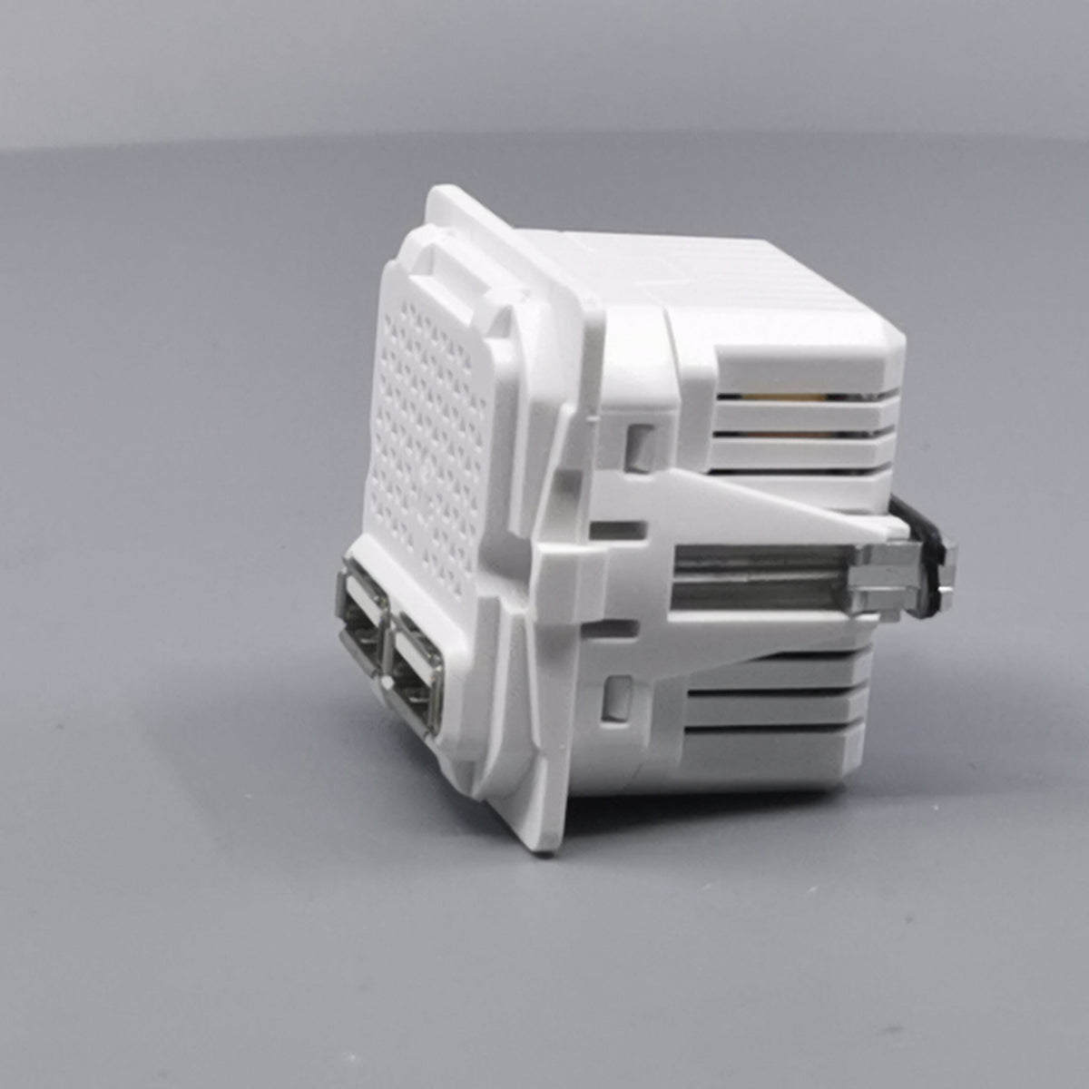LK Fuga 2xUSB lader 2,1A 1 modul uden afdækning (360° frame 6)