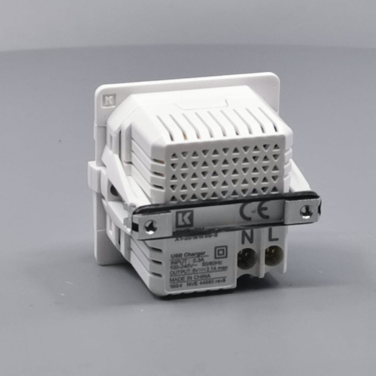 LK Fuga 2xUSB lader 2,1A 1 modul uden afdækning (360° frame 12)