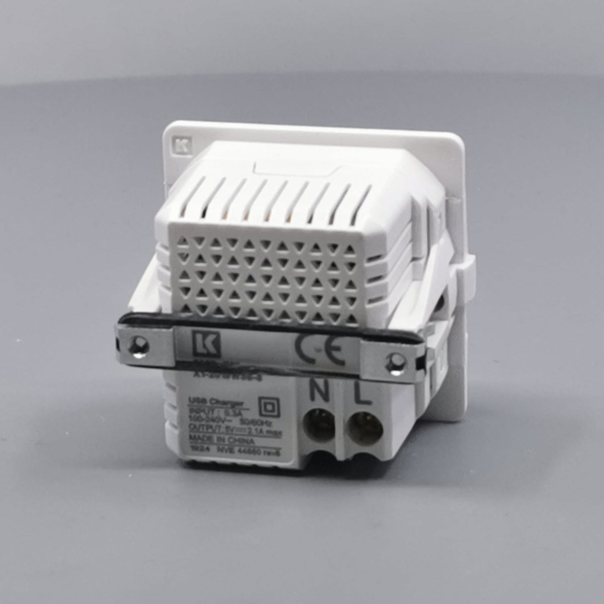 LK Fuga 2xUSB lader 2,1A 1 modul uden afdækning (360° frame 14)