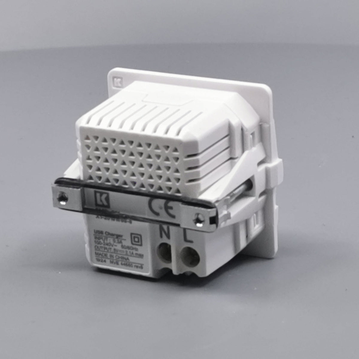 LK Fuga 2xUSB lader 2,1A 1 modul uden afdækning (360° frame 15)
